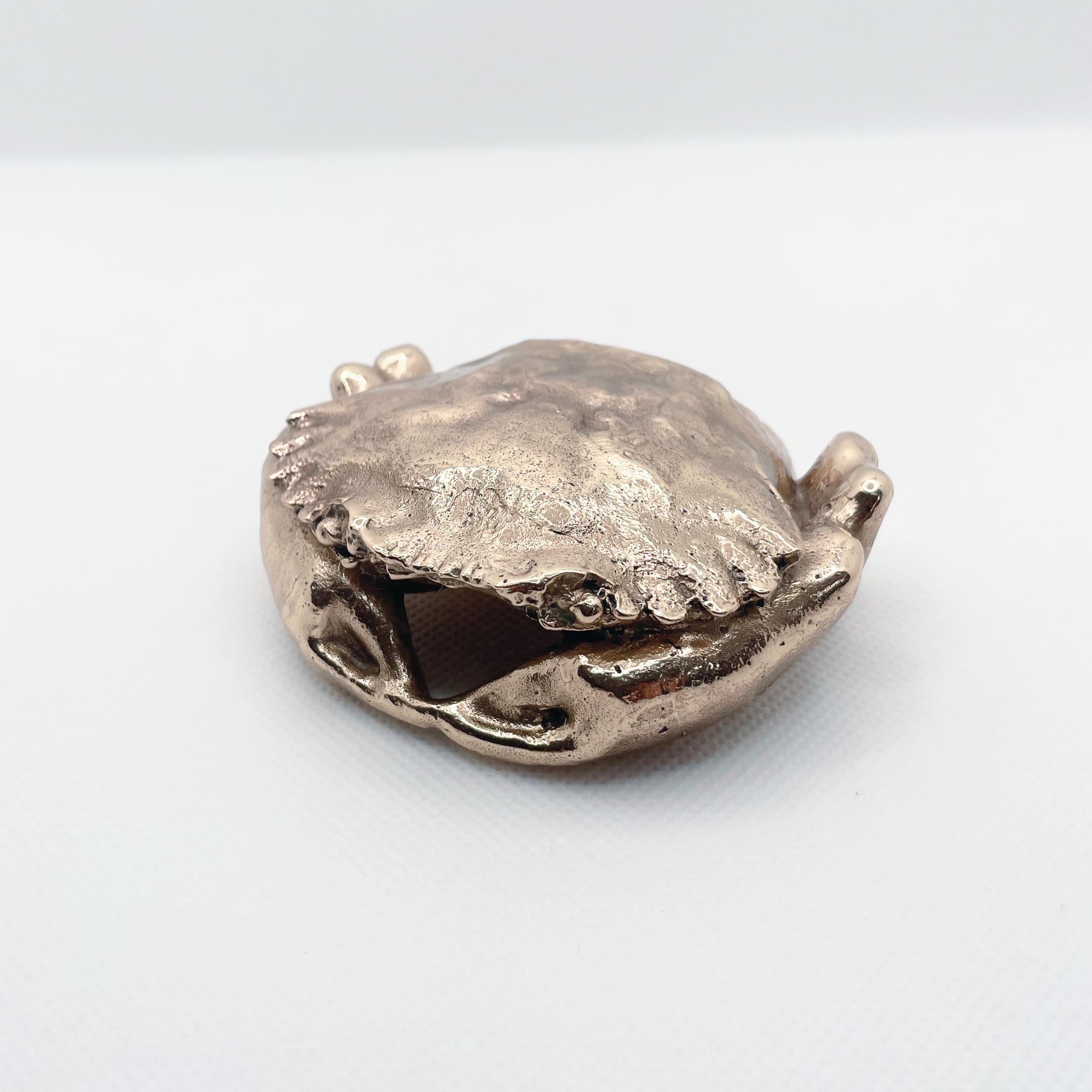 Escultura animal en bronce fundido a mano de cangrejo de terciopelo en miniatura de Javier de la Rosa en venta 2