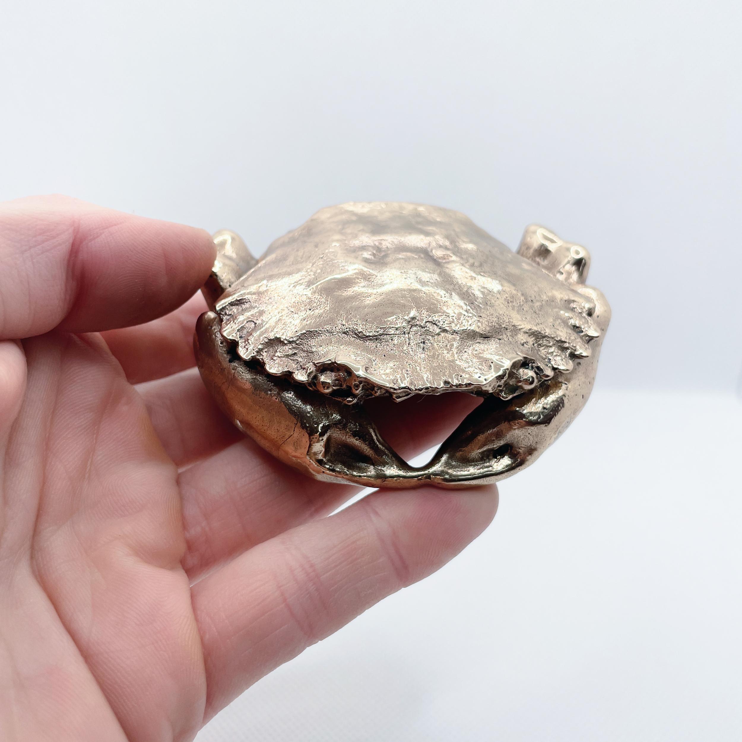Escultura animal en bronce fundido a mano de cangrejo de terciopelo en miniatura de Javier de la Rosa en venta 5