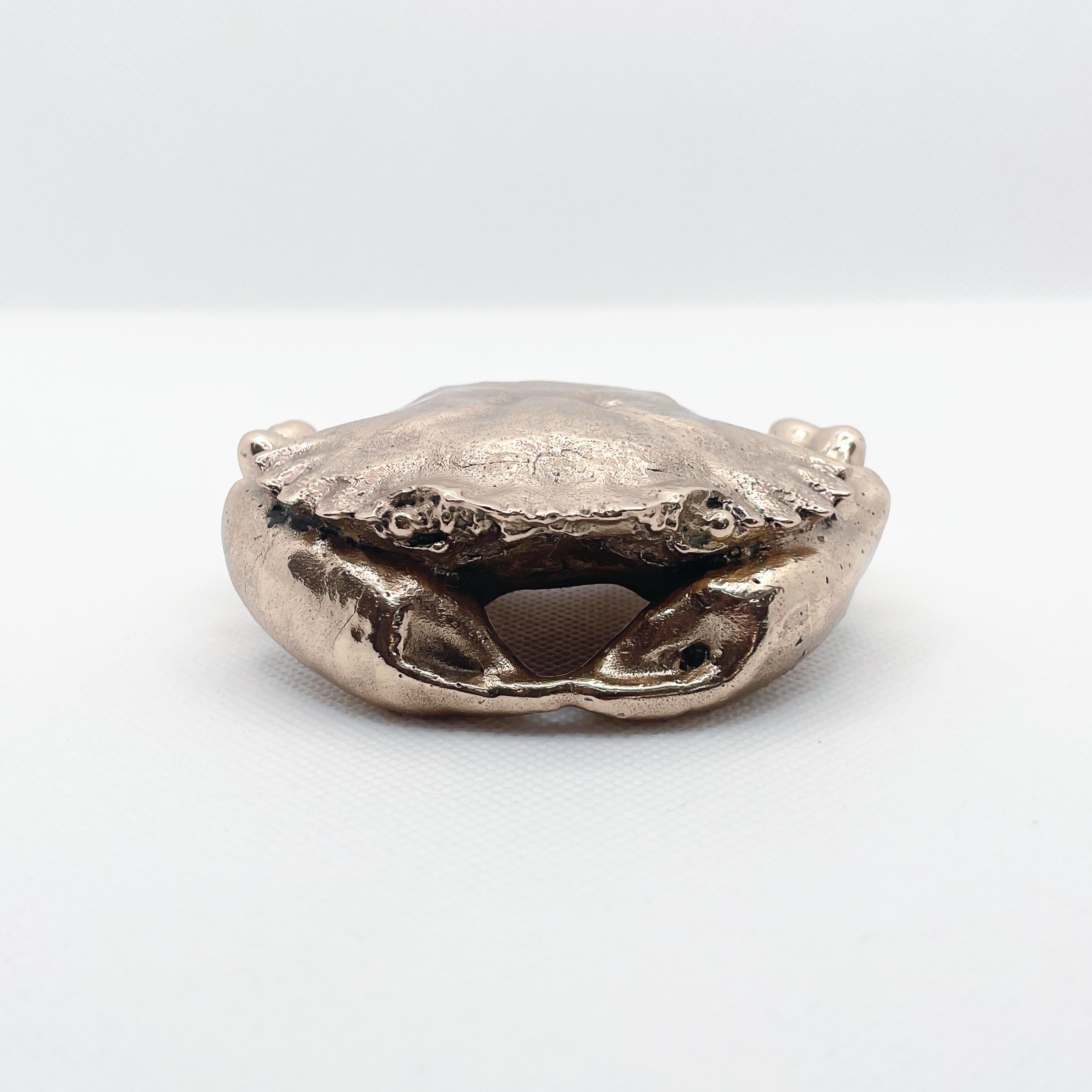 Escultura animal en bronce fundido a mano de cangrejo de terciopelo en miniatura de Javier de la Rosa en venta 6