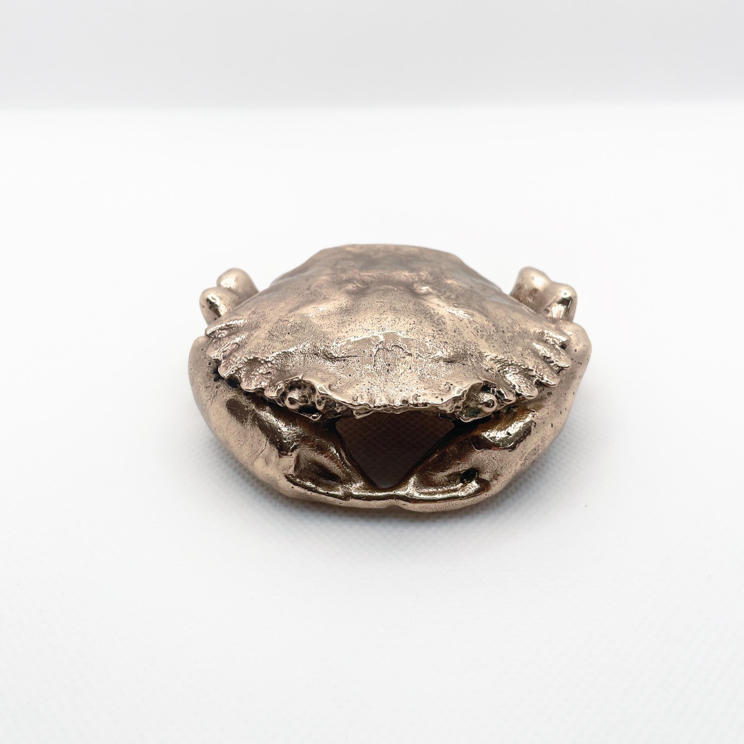 Escultura en bronce pulido fundida a mano en miniatura del cangrejo de terciopelo Nécora, del artista Javier de la Rosa.

Javier de la Rosa ha creado una serie de esculturas en miniatura fundidas en bronce que celebran a los animales y la belleza de