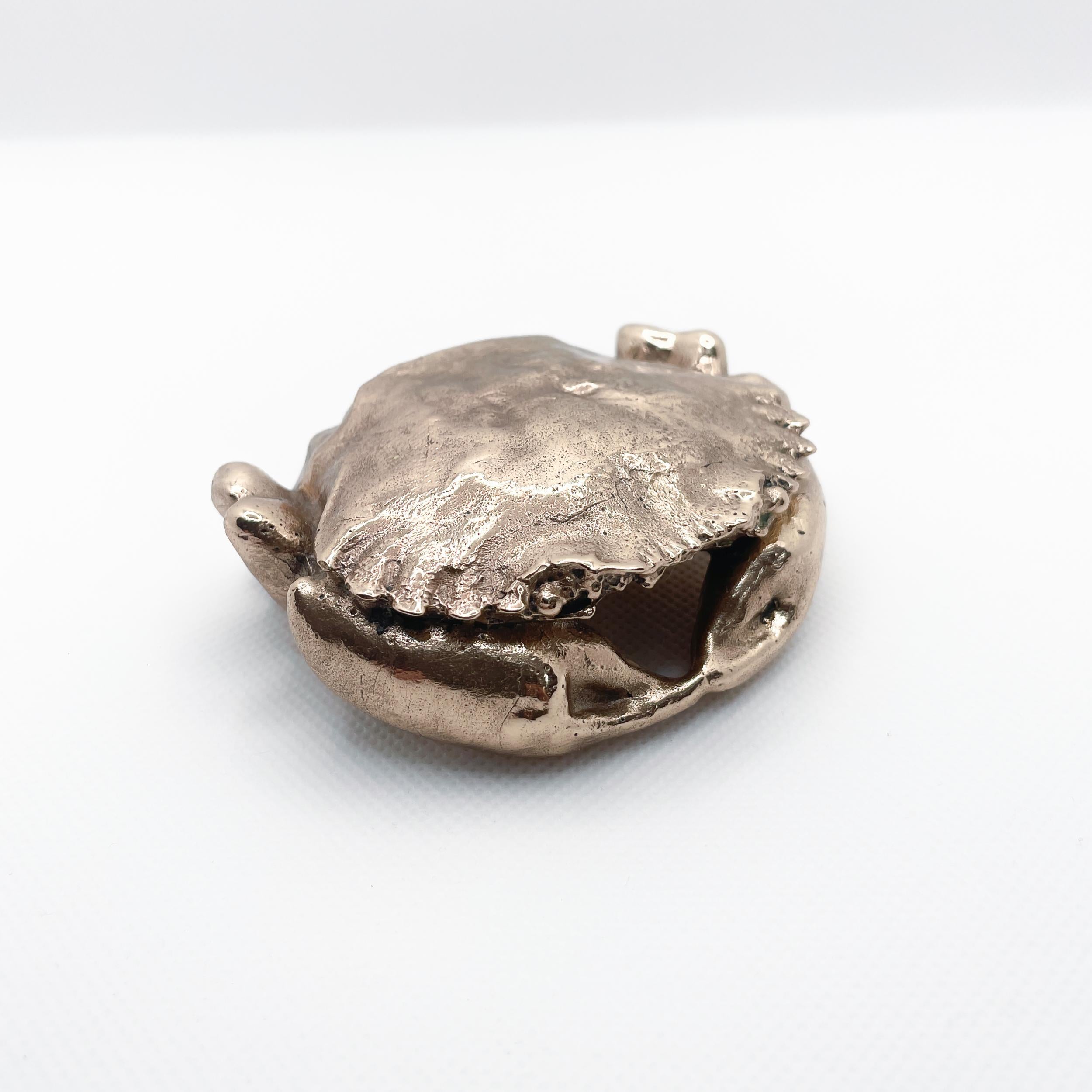 Escultura animal en bronce fundido a mano de cangrejo de terciopelo en miniatura de Javier de la Rosa Moderno orgánico en venta
