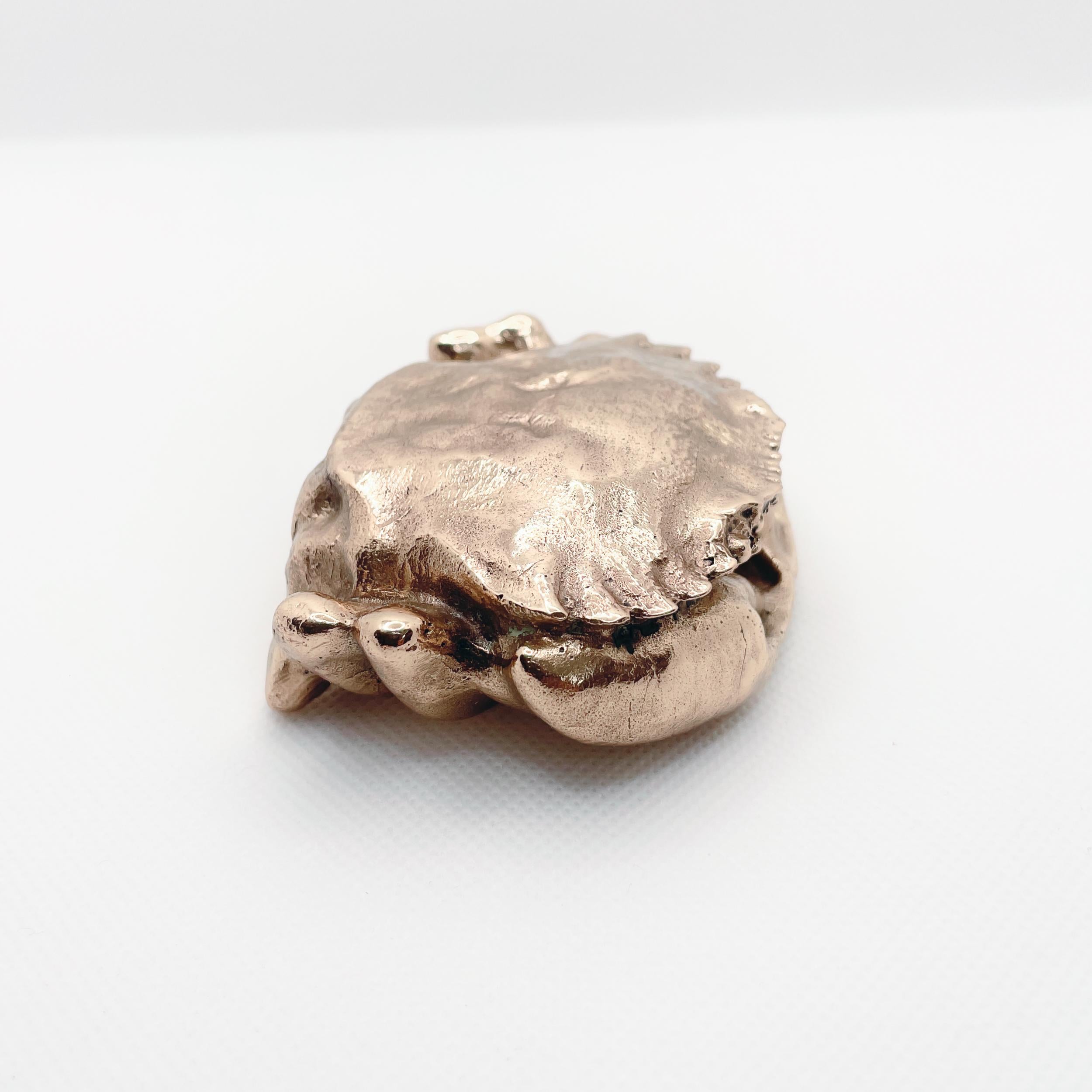 Escultura animal en bronce fundido a mano de cangrejo de terciopelo en miniatura de Javier de la Rosa Vaciado en venta