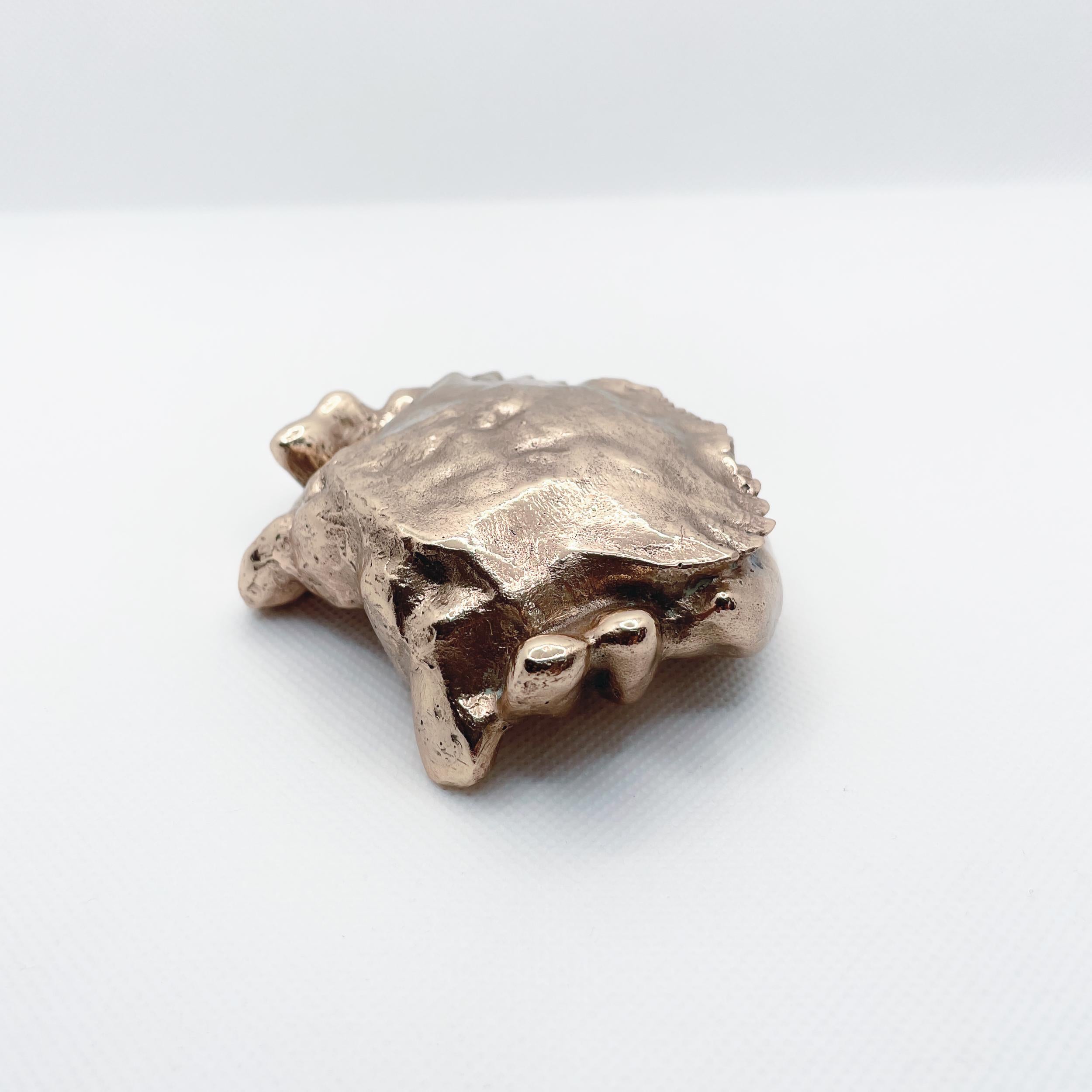 Escultura animal en bronce fundido a mano de cangrejo de terciopelo en miniatura de Javier de la Rosa en Nuevo estado para la venta en London, GB