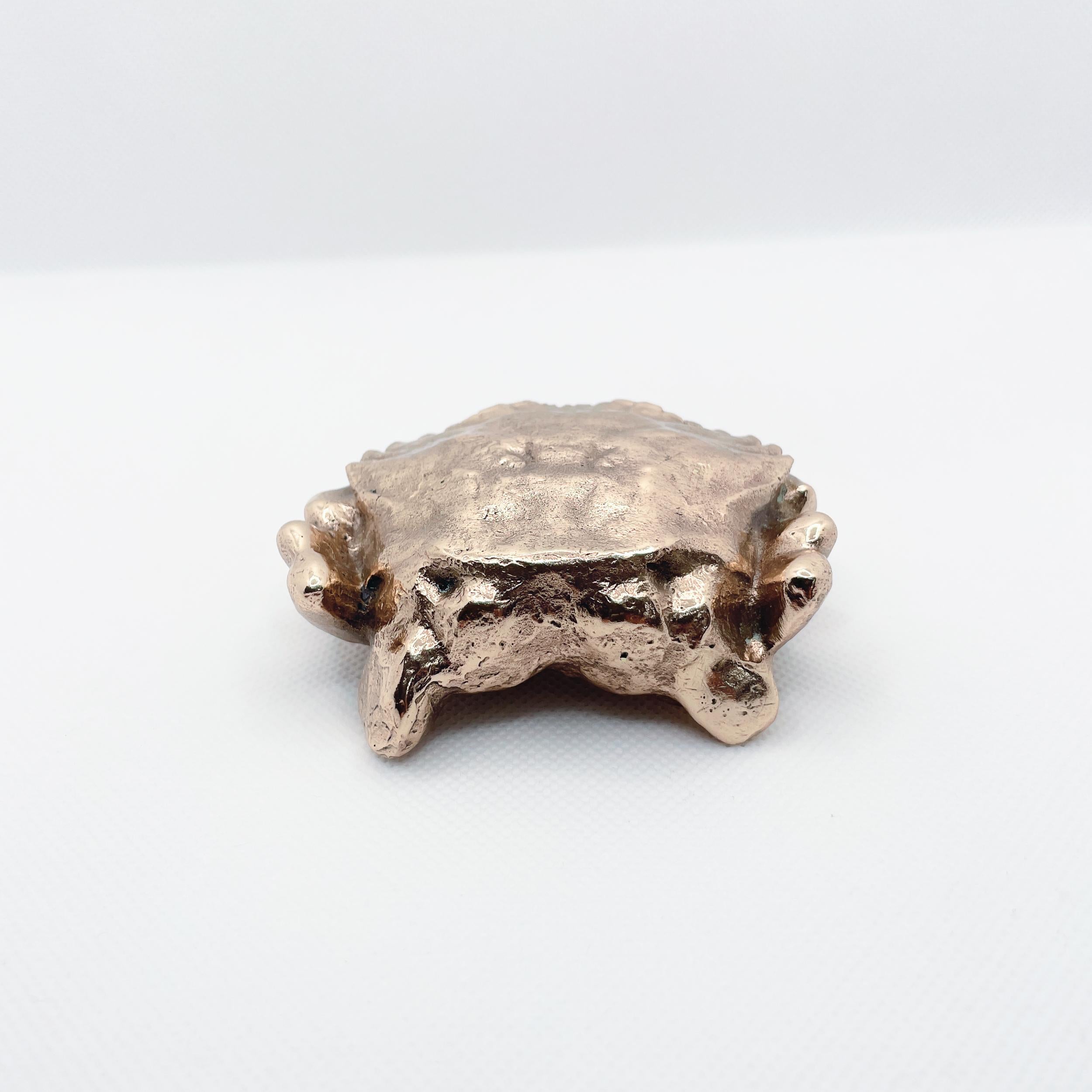 Escultura animal en bronce fundido a mano de cangrejo de terciopelo en miniatura de Javier de la Rosa Siglo XXI y contemporáneo en venta