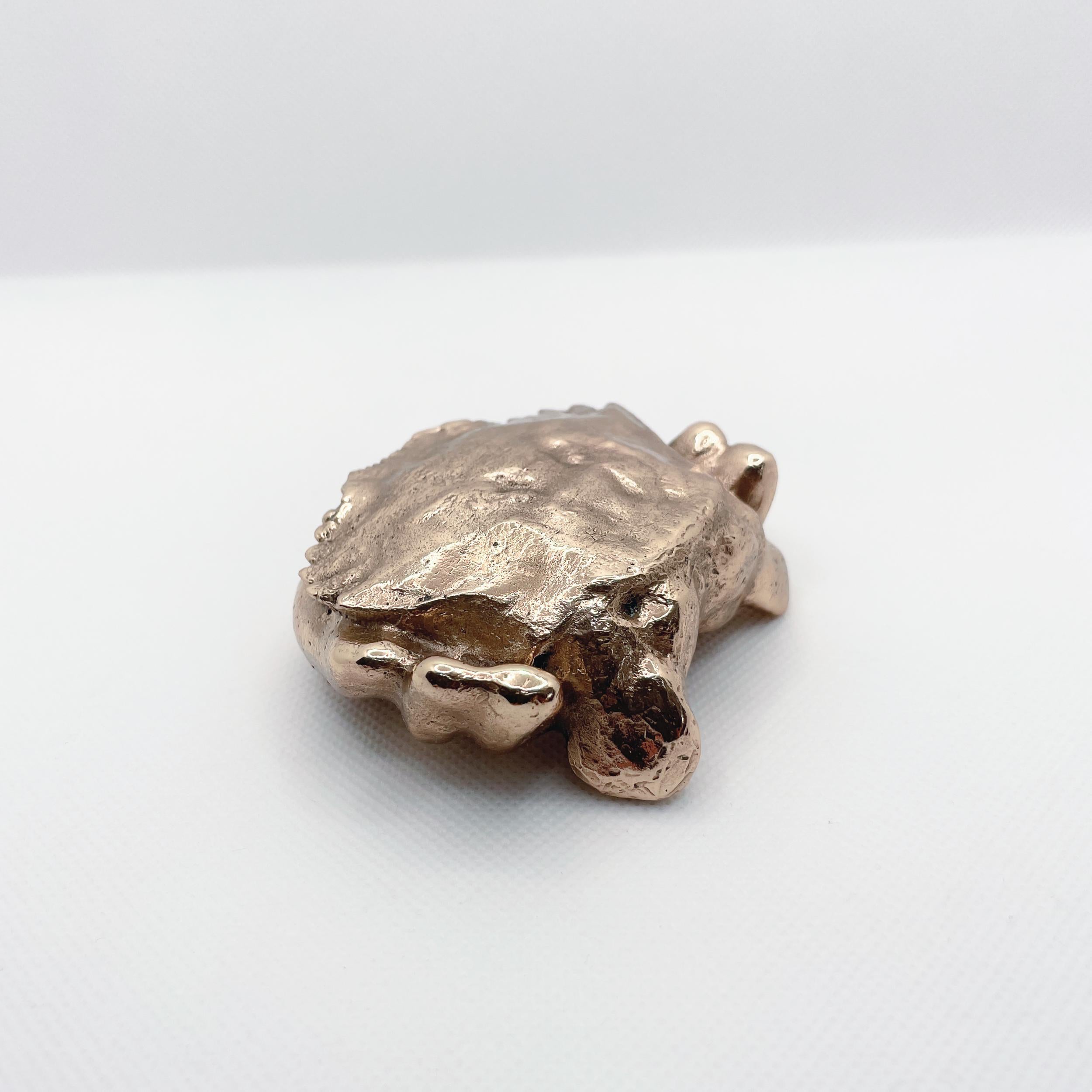 Escultura animal en bronce fundido a mano de cangrejo de terciopelo en miniatura de Javier de la Rosa Bronce en venta