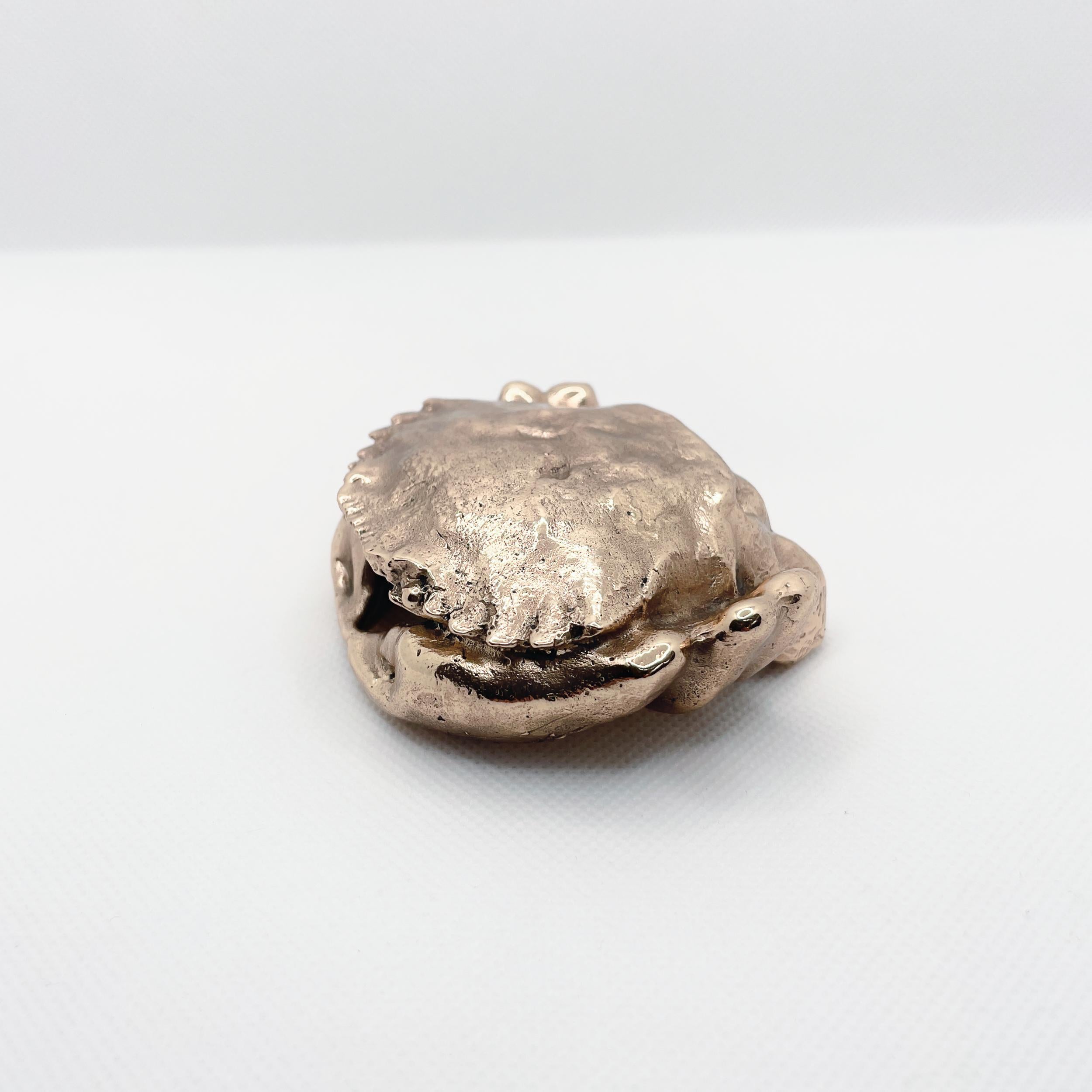 Escultura animal en bronce fundido a mano de cangrejo de terciopelo en miniatura de Javier de la Rosa en venta 1