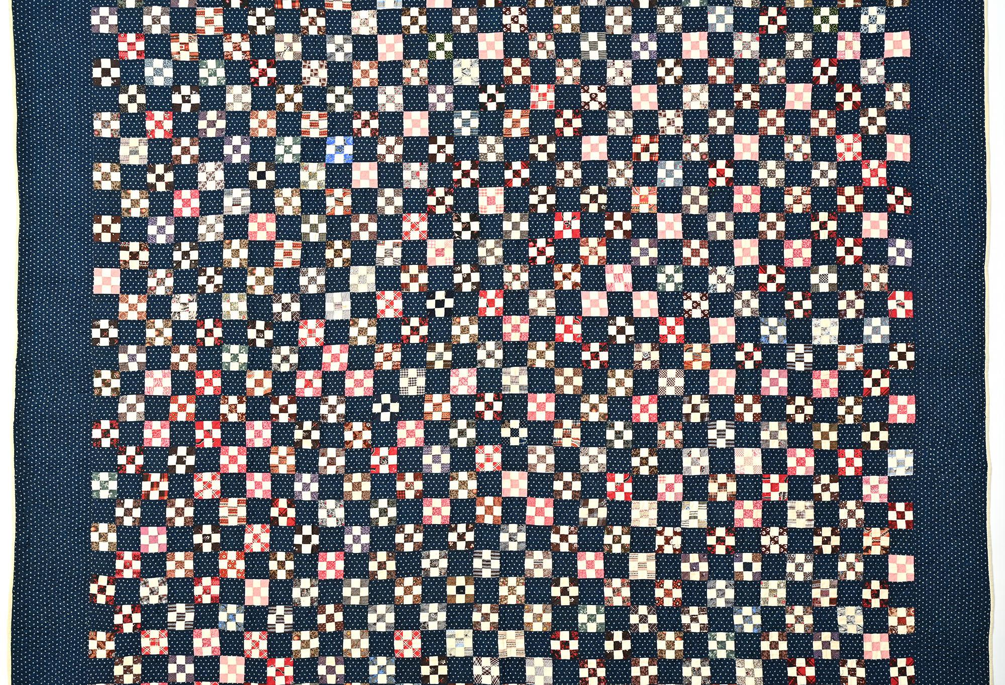 Dieser Miniatur-Nine-Patch-Quilt ist einer der kleinsten, die ich je gesehen habe. Jeder Block misst weniger als 2 Zoll auf einer Seite. Es stammt aus der Sammlung des Packwood House Museum in Lewisburg, Pennsylvania, wo eine große Sammlung von