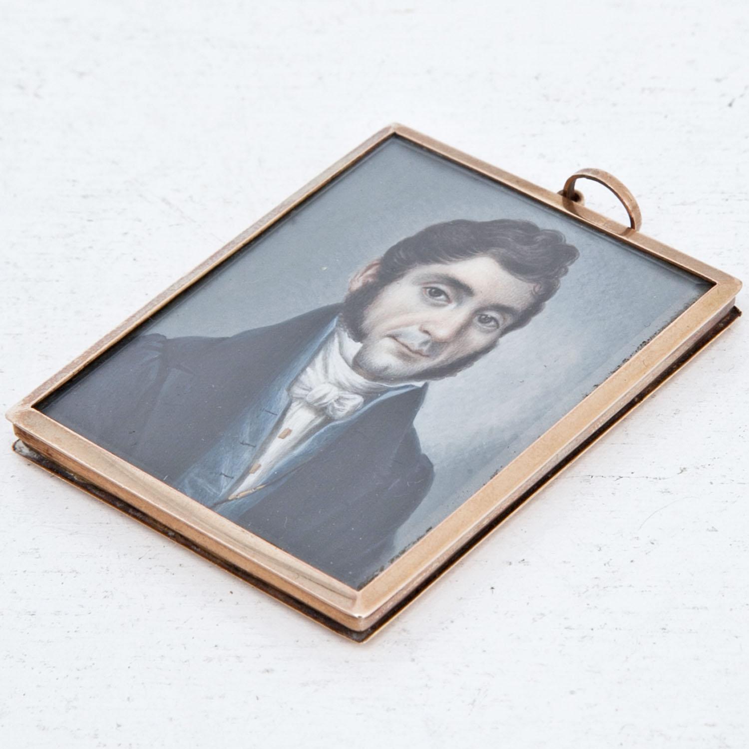 Rectangular miniature painting of a gentleman in Biedermeier clothes, with brown curly hair in front of a grey background. Brass frame.