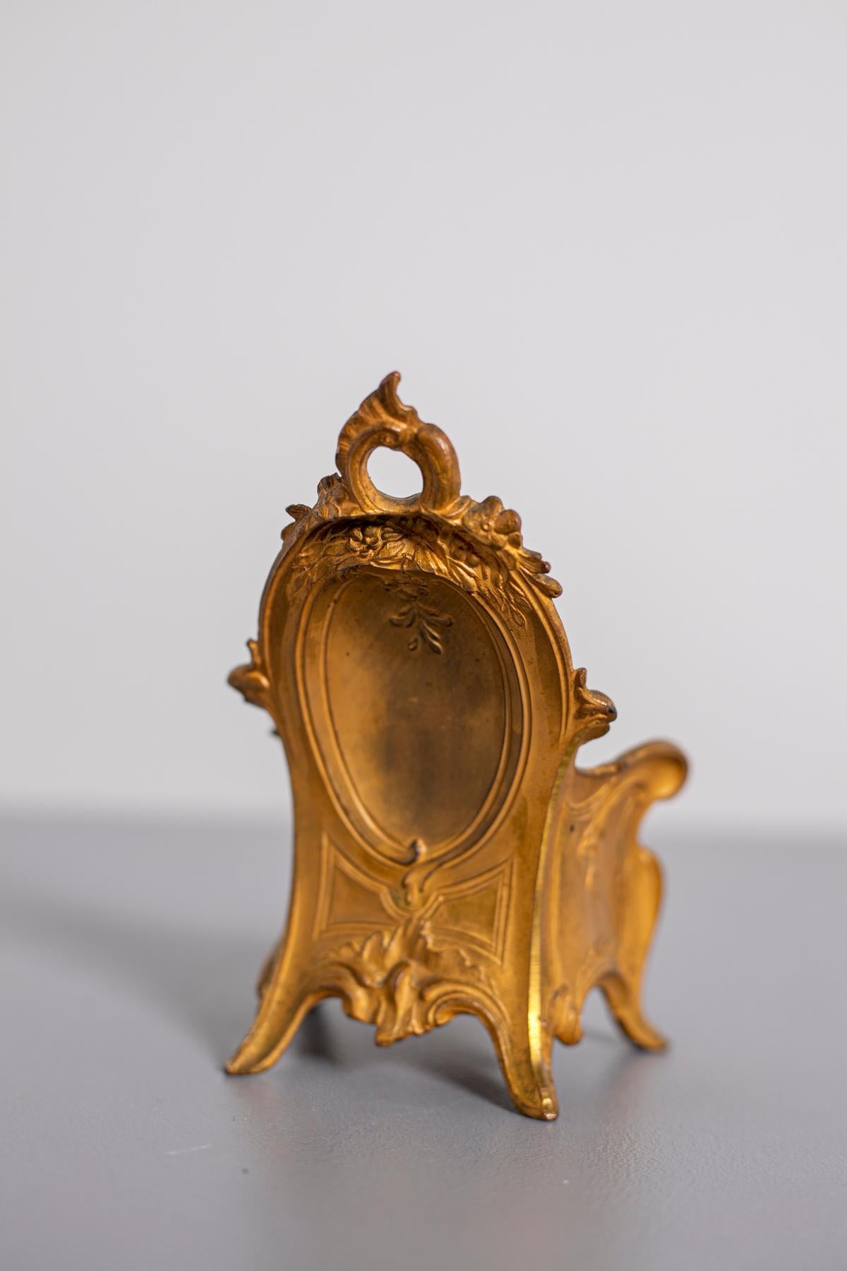 Miniatur einer Schmuckschatulle aus vergoldeter Bronze, Paris, Frankreich, um 1800 (Neoklassisch) im Angebot