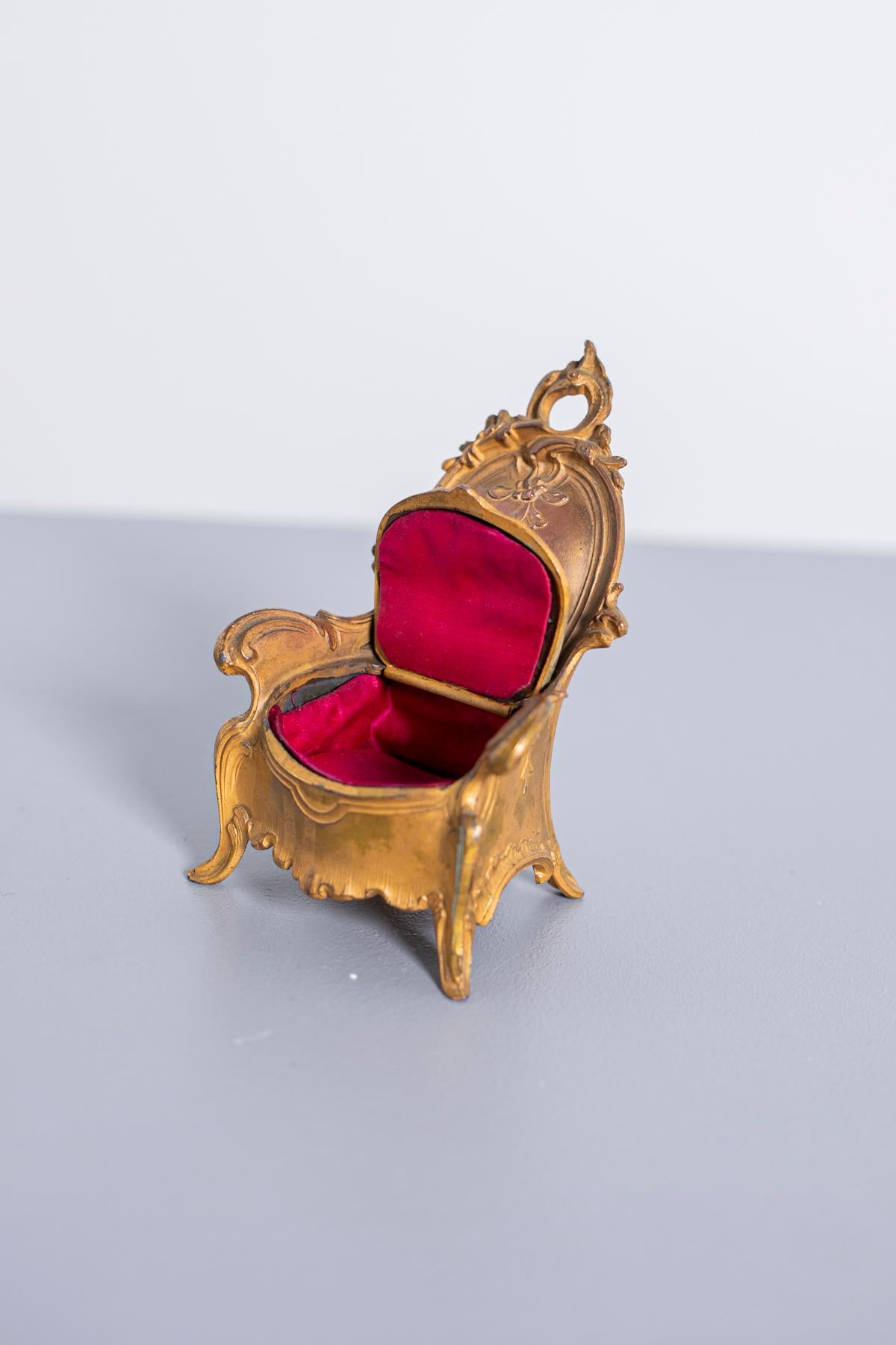 Miniatur einer Schmuckschatulle aus vergoldeter Bronze, Paris, Frankreich, um 1800 (Französisch) im Angebot