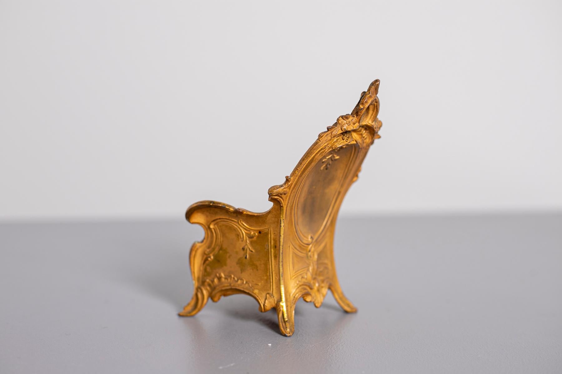 Miniatur einer Schmuckschatulle aus vergoldeter Bronze, Paris, Frankreich, um 1800 im Zustand „Gut“ im Angebot in Milano, IT