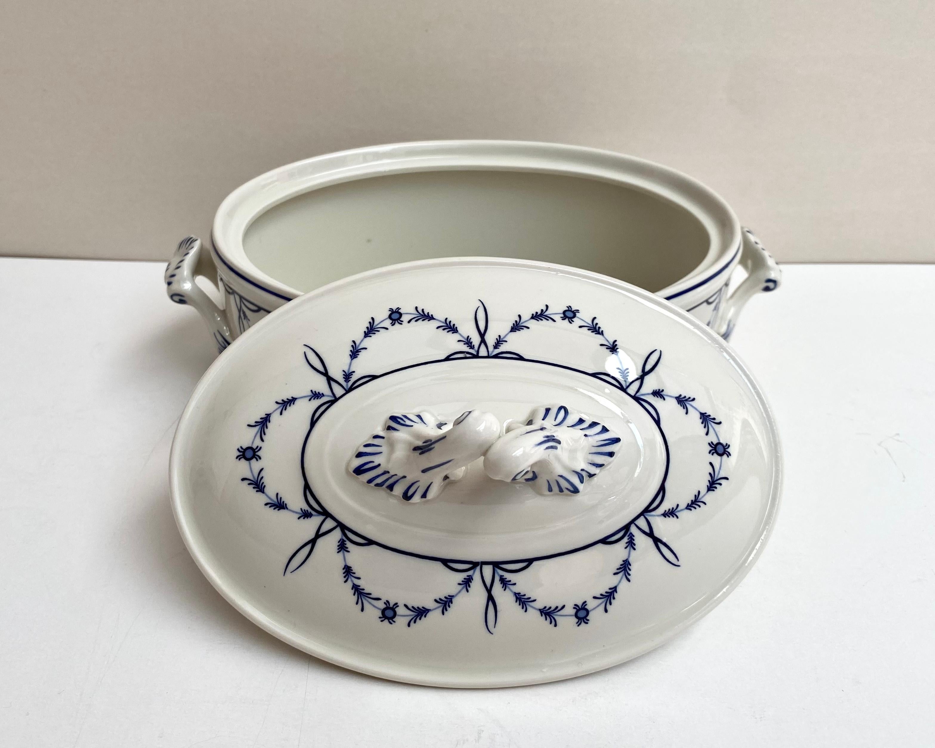 A stunning 20th century Vieux Septfontaines by Villeroy & Boch porcelain tureen or candy jar in wonderful condition. 

Its incredible blue hand painted detail of dripping garlands tied in bows will have you and your guests utterly