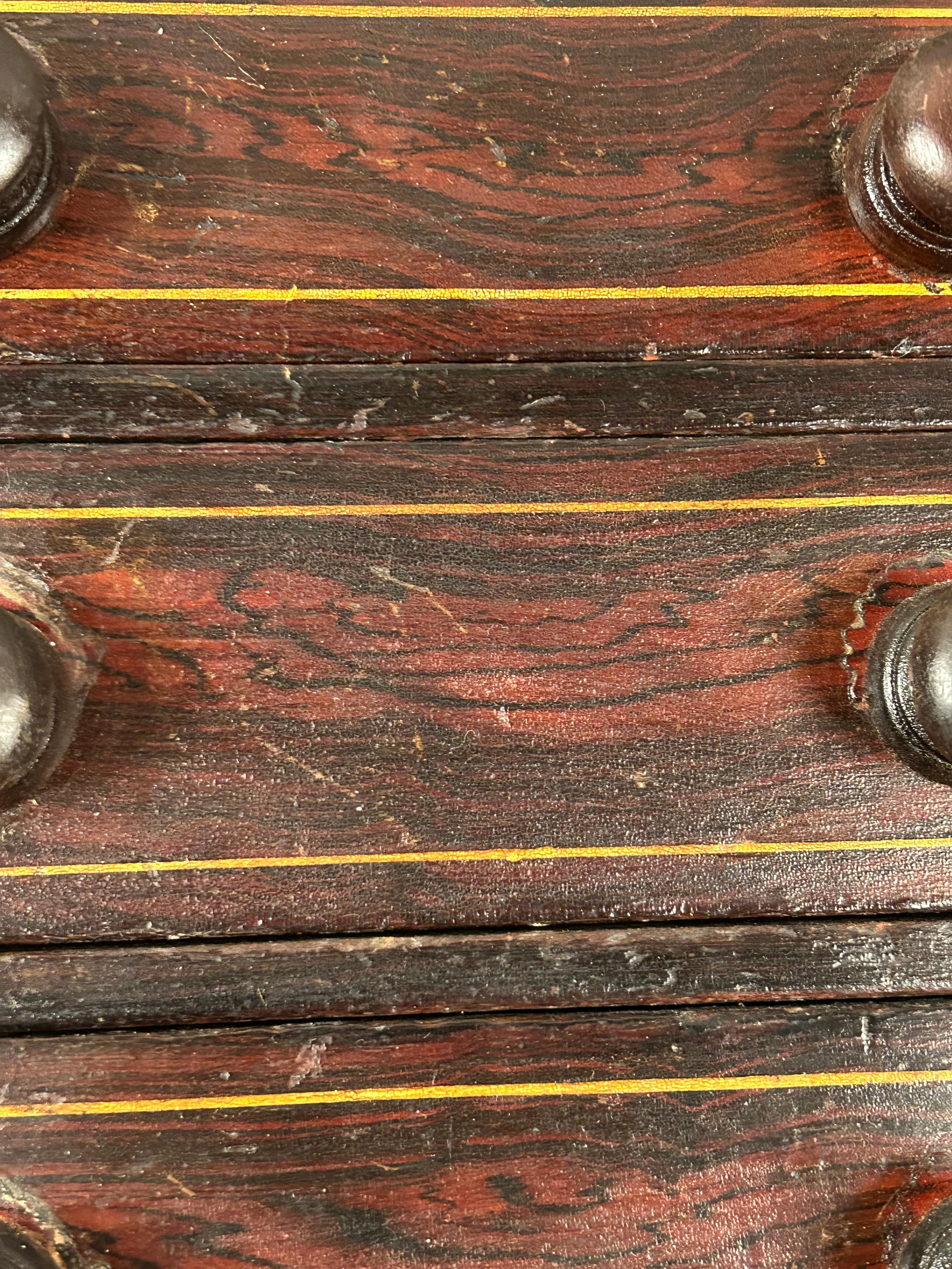 Dipinto a mano Cassettiera in miniatura decorata a vernice in vendita
