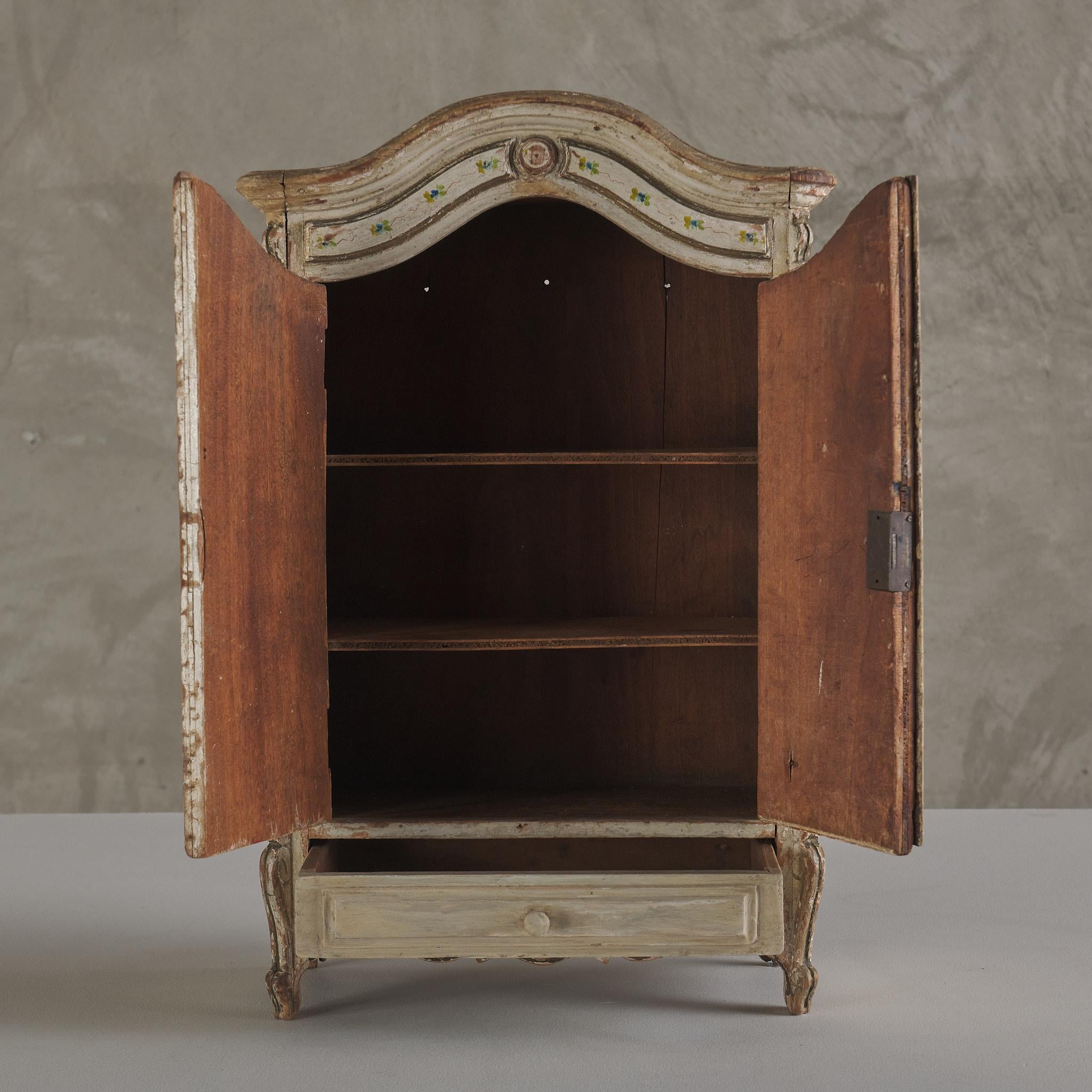 Francese Armoire francese dipinto in miniatura, XIX sec. in vendita