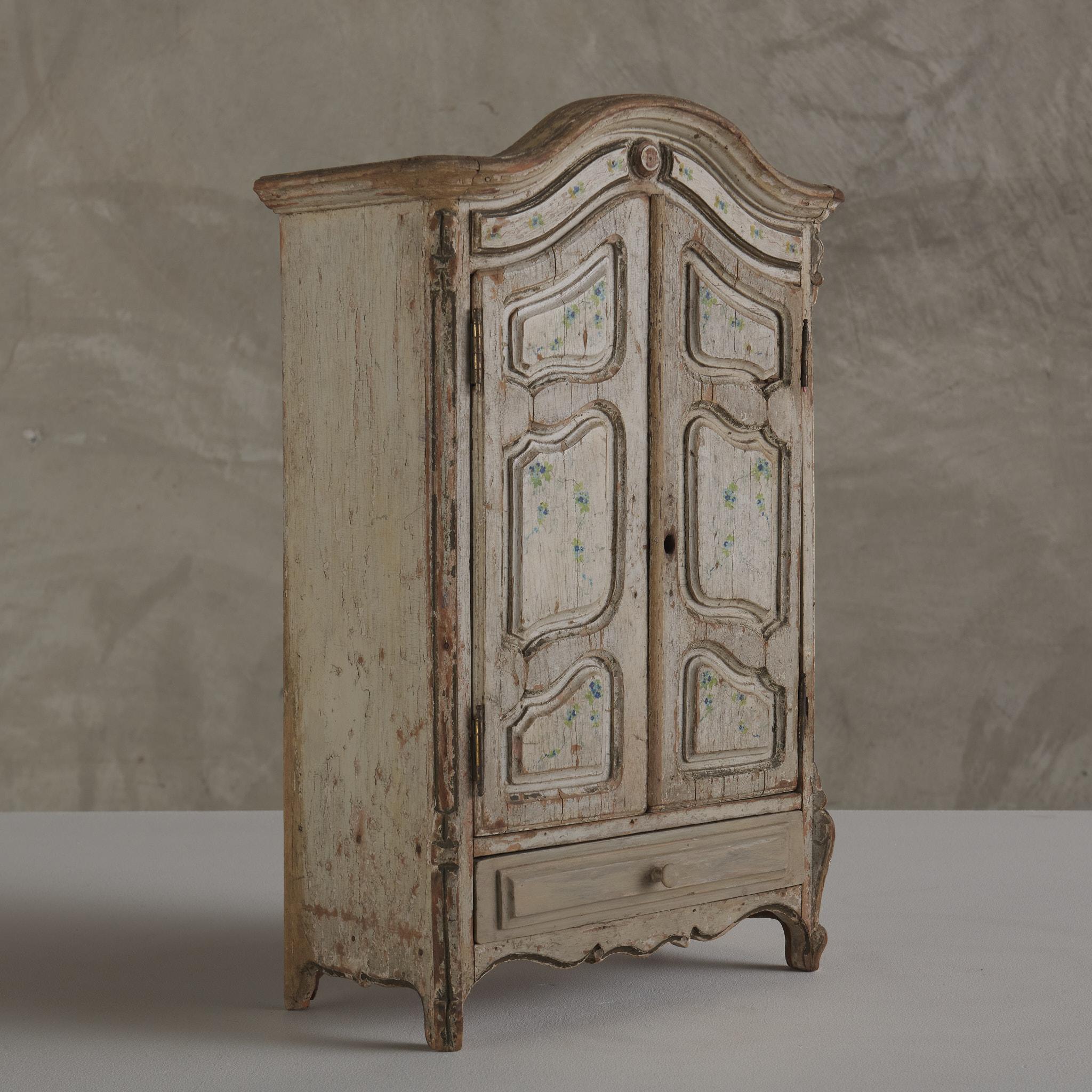 Intagliato Armoire francese dipinto in miniatura, XIX sec. in vendita
