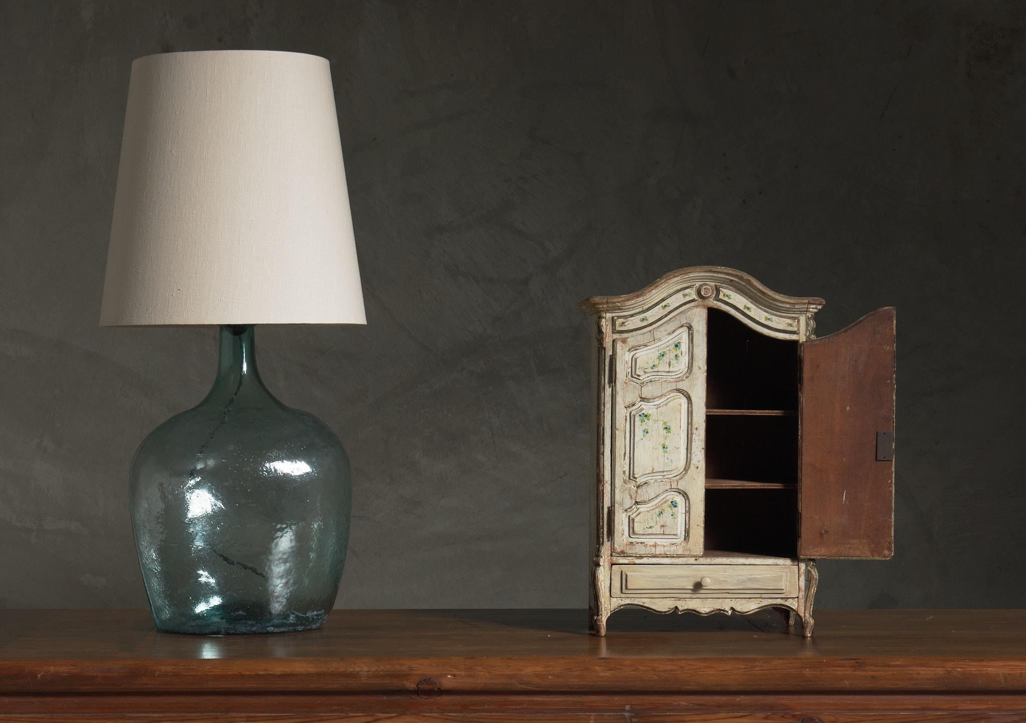Legno Armoire francese dipinto in miniatura, XIX sec. in vendita