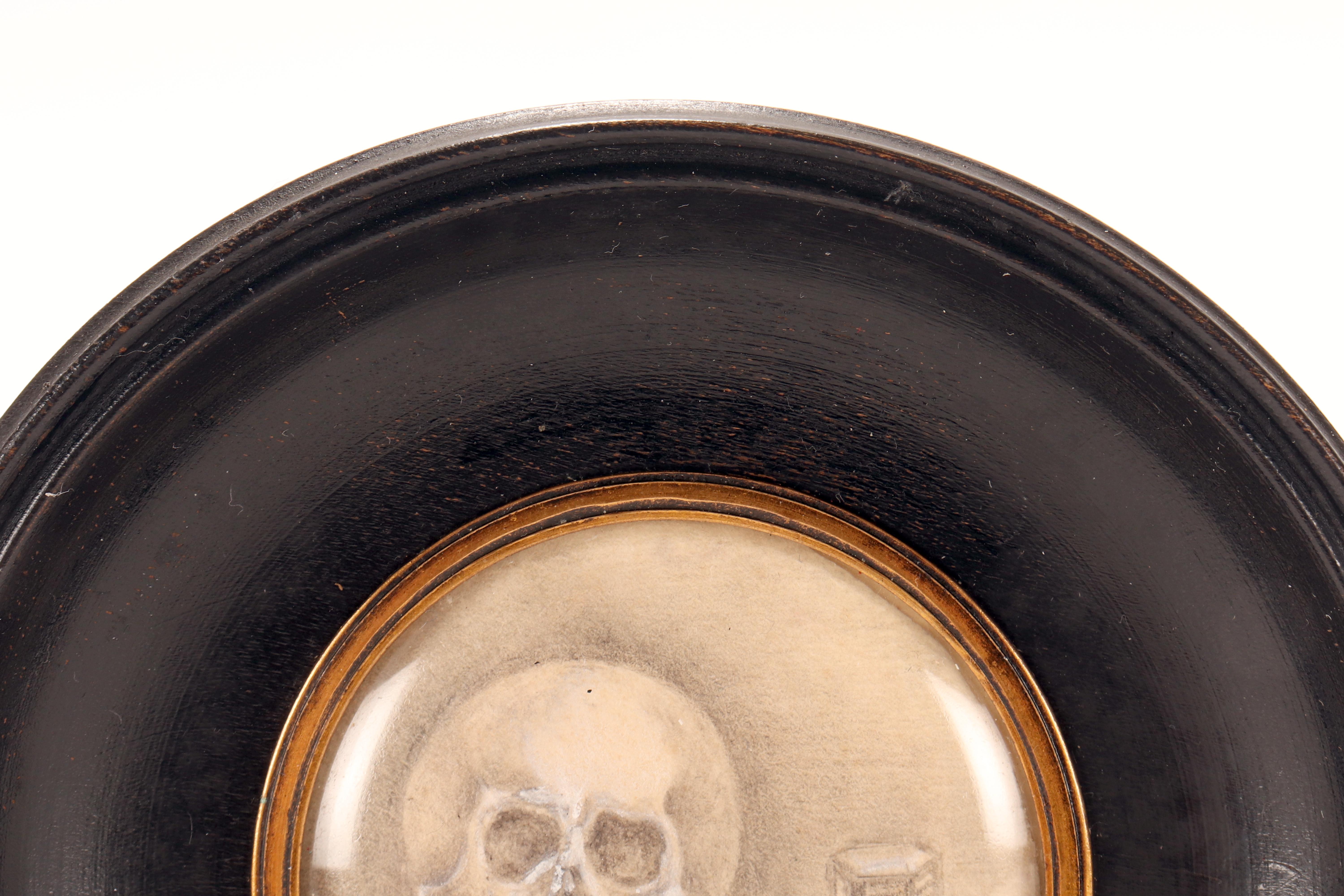 Mit Bleistift auf Papier gemalte Miniatur, die eine Vanitas darstellt, Deutschland um 1850. (19. Jahrhundert) im Angebot
