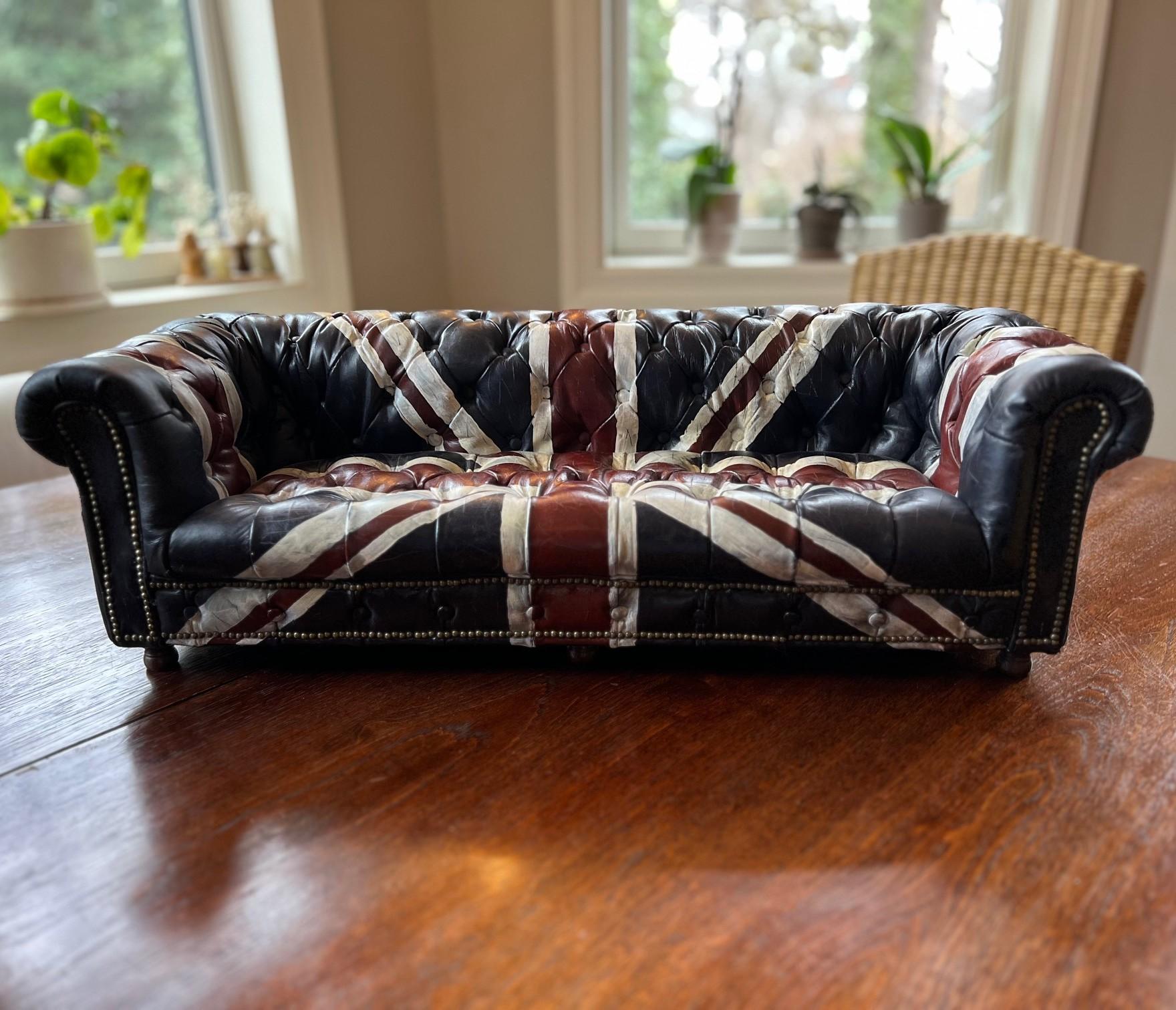 Miniature Union Jack Peint Canapé Chesterfield en cuir - Vintage British Style en vente 7