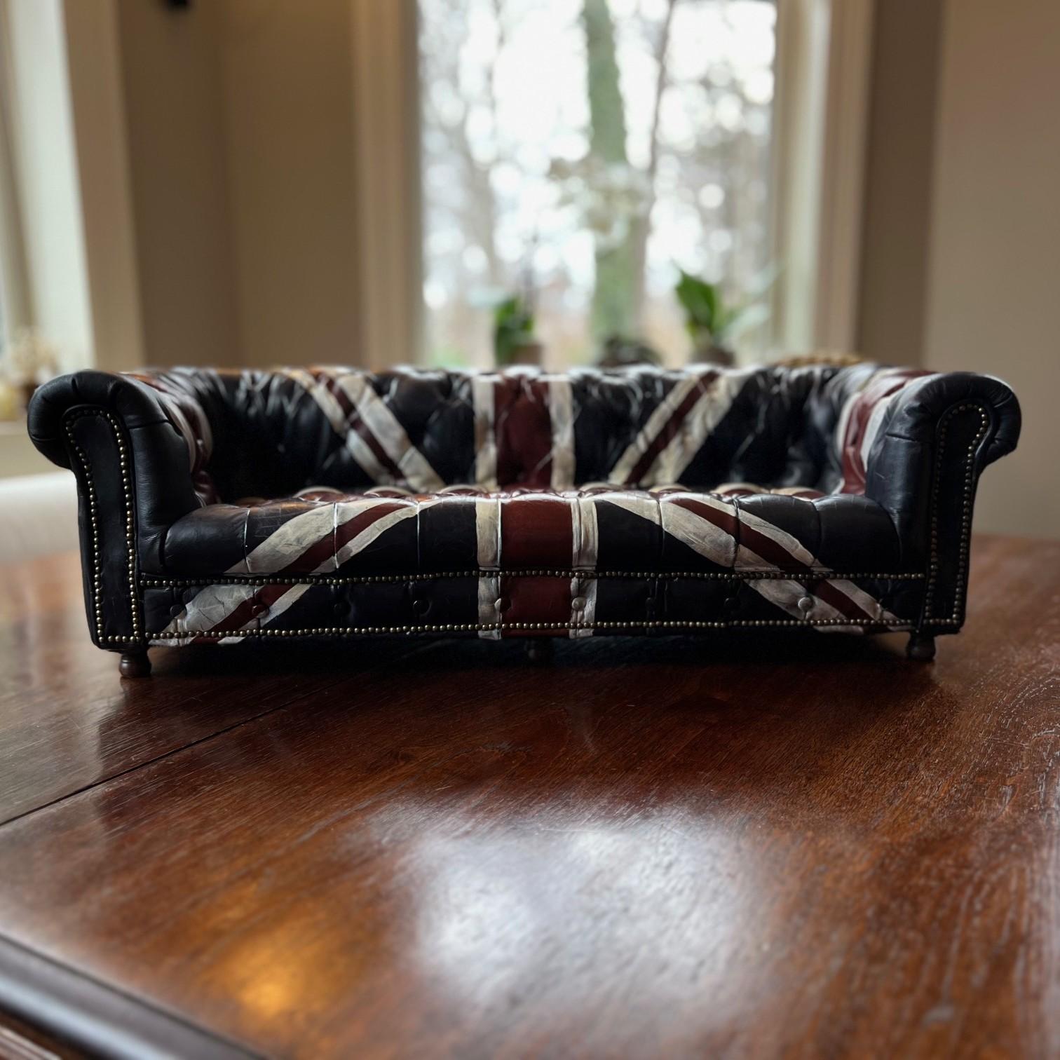 Fin du 20e/début du 21e siècle. Magnifique canapé Chesterfield miniature fabriqué à la main, avec un extérieur en cuir marine foncé vieilli et un motif de l'Union Jack peint à la main. Mesurant 26 pouces de long et 8,5 pouces de haut, cette pièce