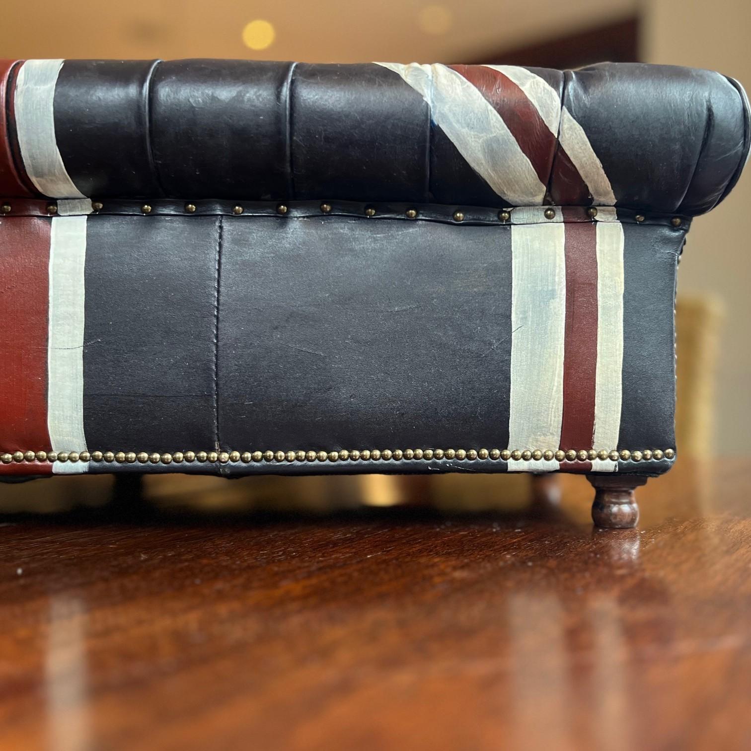 Fait main Miniature Union Jack Peint Canapé Chesterfield en cuir - Vintage British Style en vente