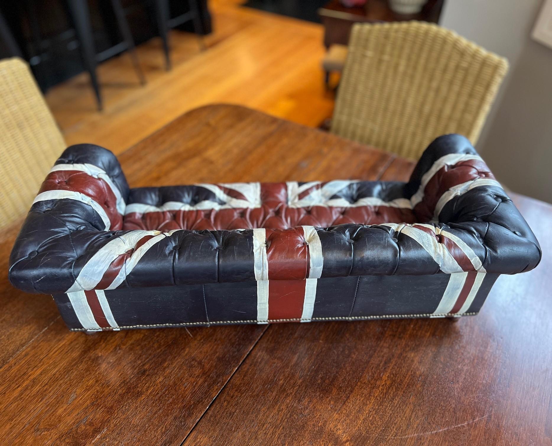 Miniature Union Jack Peint Canapé Chesterfield en cuir - Vintage British Style Bon état - En vente à Morristown, NJ
