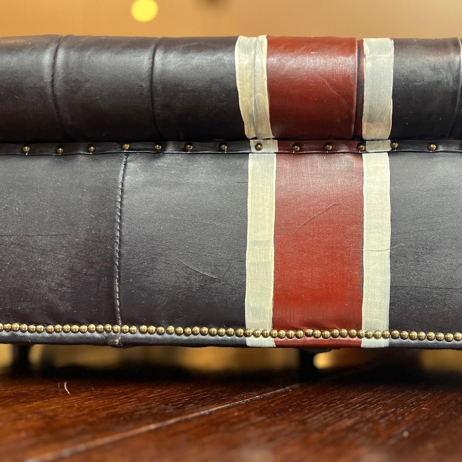Fin du 20e siècle Miniature Union Jack Peint Canapé Chesterfield en cuir - Vintage British Style en vente