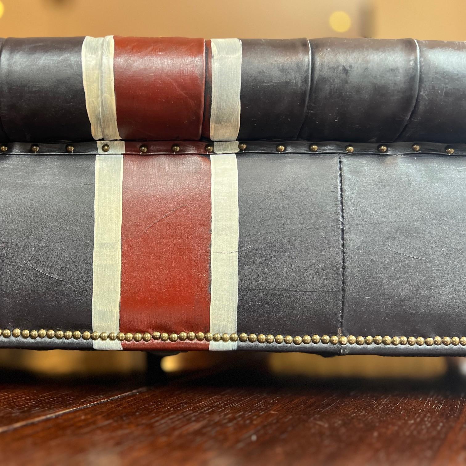 Laiton Miniature Union Jack Peint Canapé Chesterfield en cuir - Vintage British Style en vente