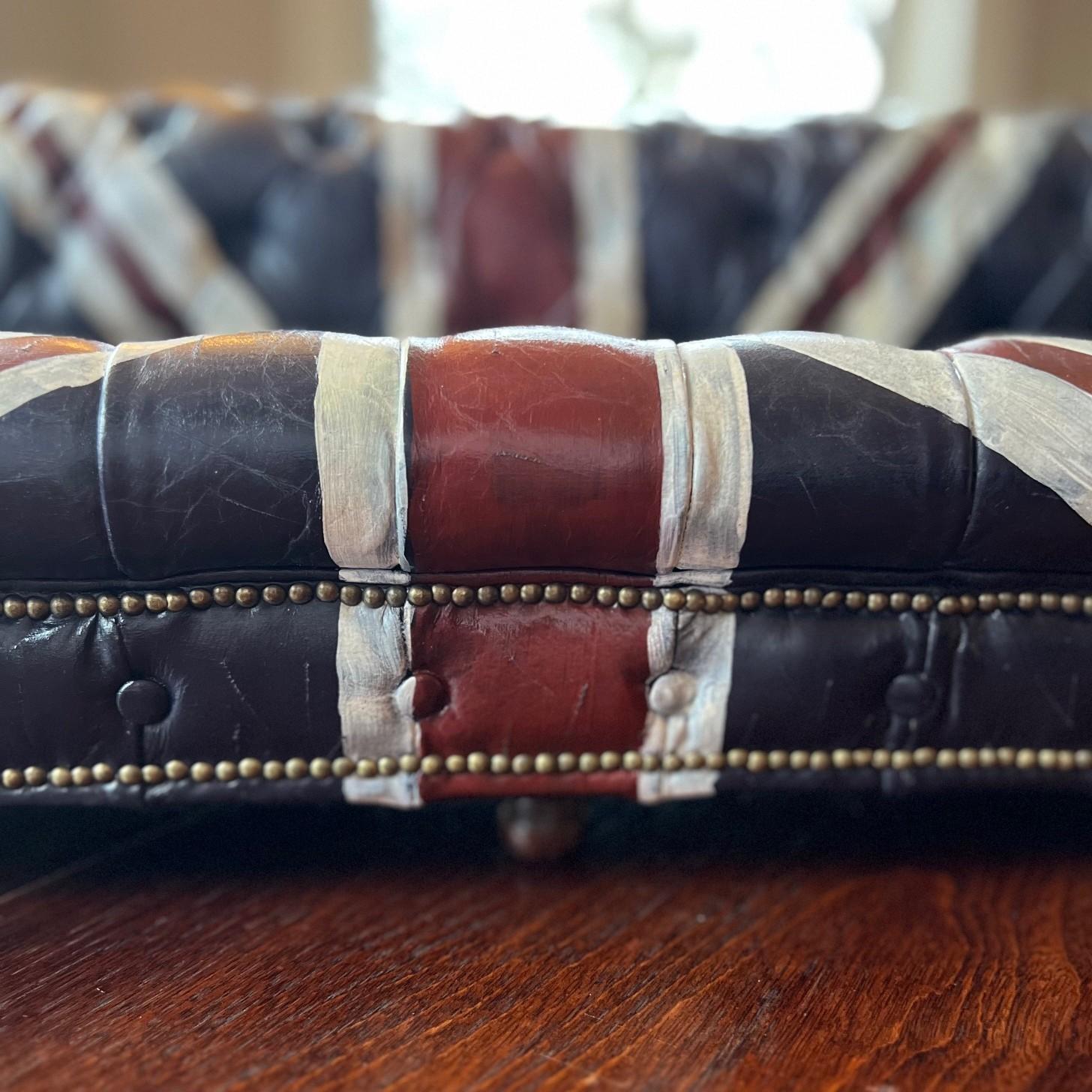 Miniature Union Jack Peint Canapé Chesterfield en cuir - Vintage British Style en vente 1