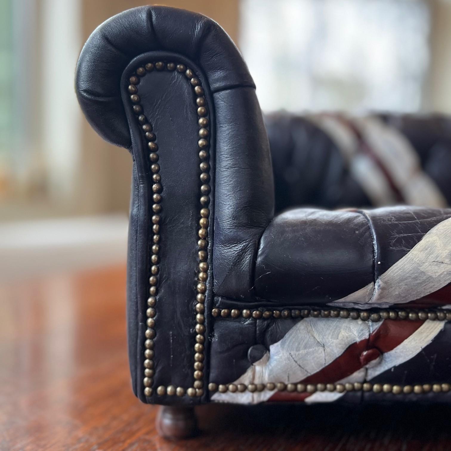 Miniature Union Jack Peint Canapé Chesterfield en cuir - Vintage British Style en vente 2