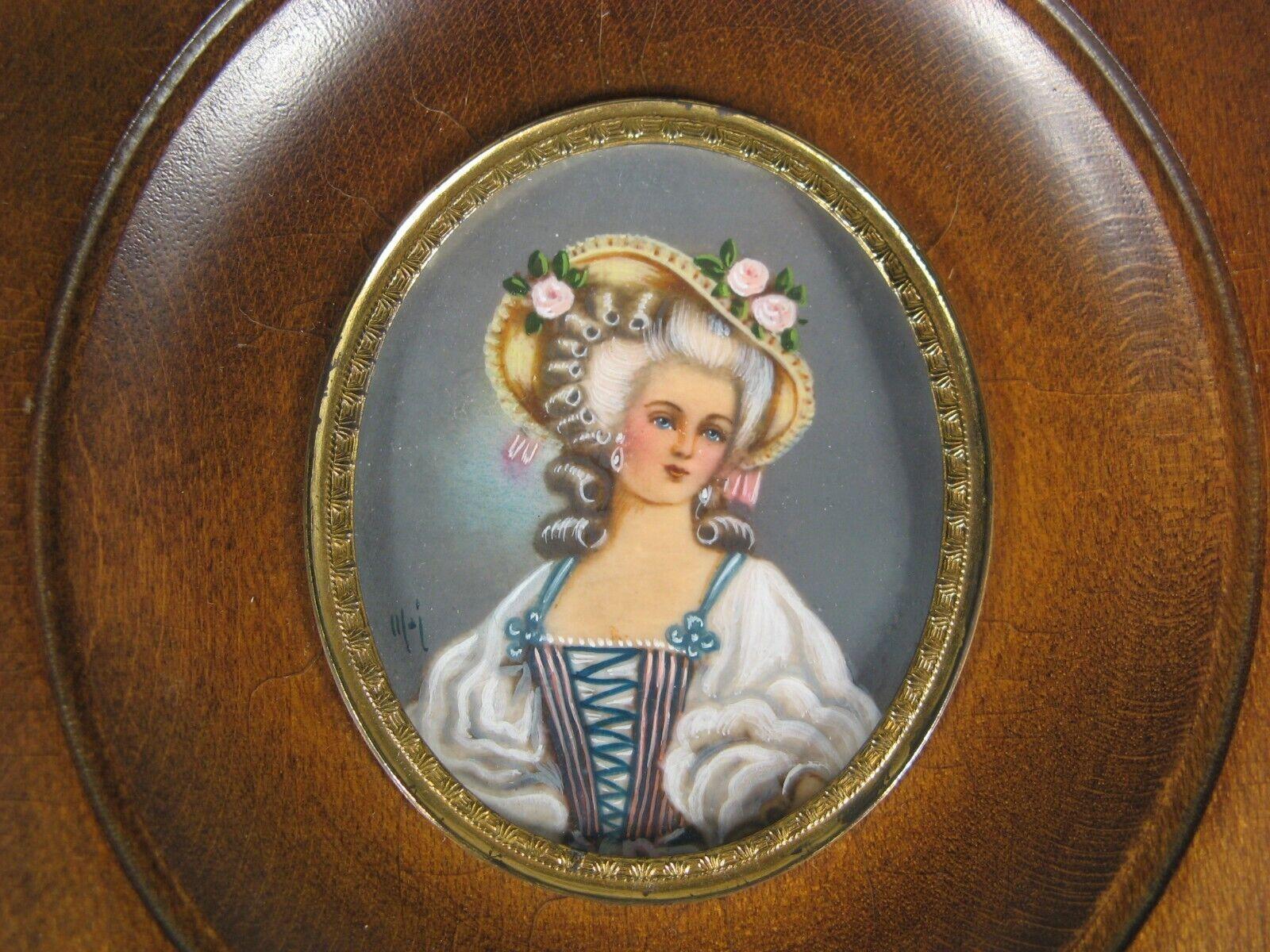 Questo squisito dipinto in miniatura, che raffigura Madame Dugazon secondo il celebre artista Jean-Marc Nattier, risale alla metà del XX secolo. L'opera è firmata nell'angolo inferiore sinistro ed è contenuta in una splendida cornice di legno
