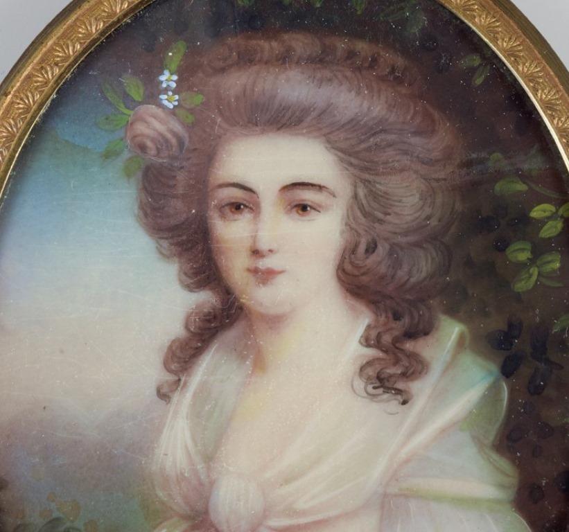 Miniatur-Malerei. Porträt einer edlen Dame in einem weißen Kleid. Anfang 20. Jahrhundert (Rokoko) im Angebot