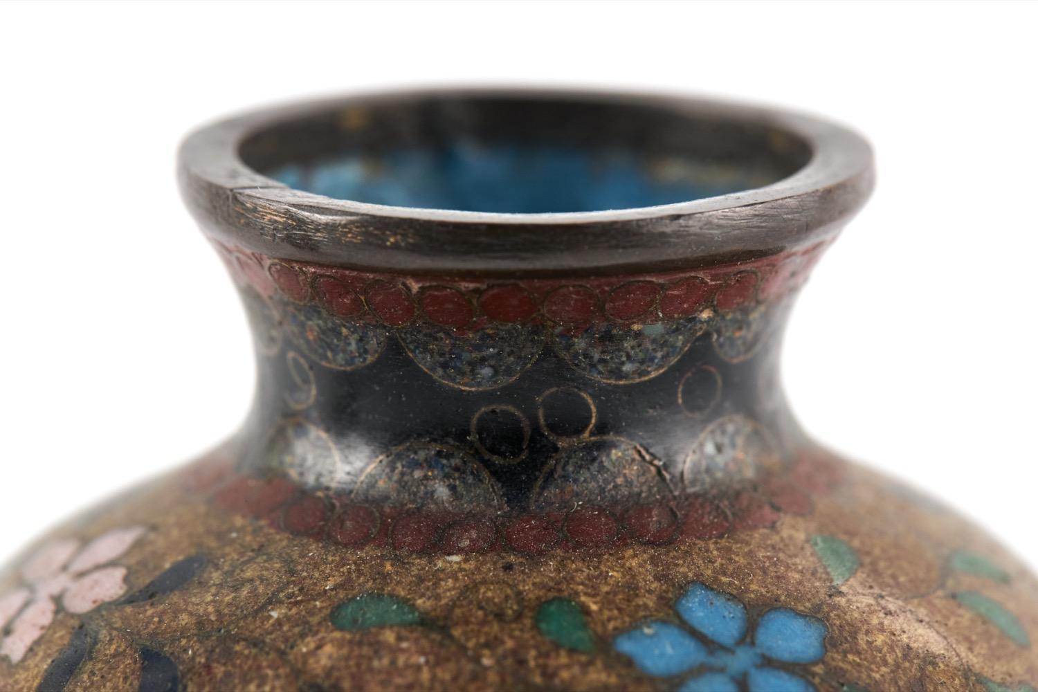 Nous proposons à la vente cette paire miniature de vases cloisonnés japonais anciens de bonne qualité avec une magnifique décoration cloisonnée en forme de vase classique.