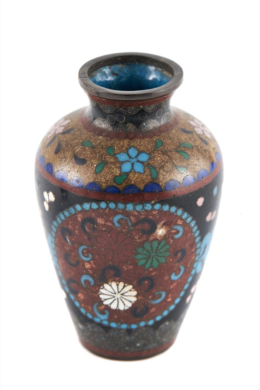 20ième siècle Miniature paire de vases cloisonnés japonais anciens en vente