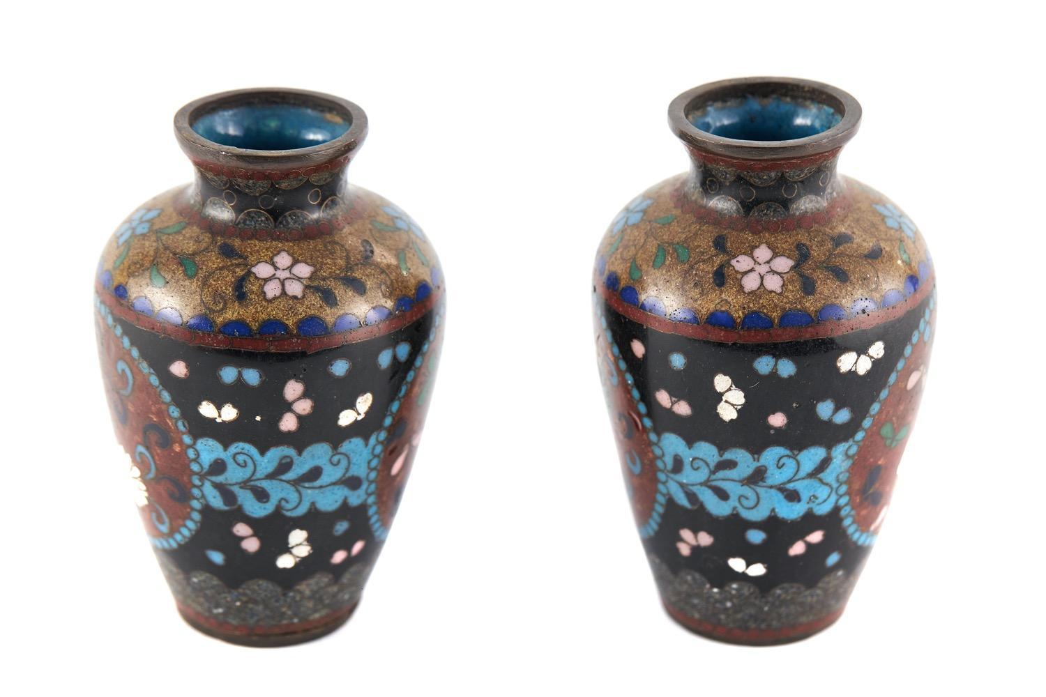 Miniature paire de vases cloisonnés japonais anciens en vente 1