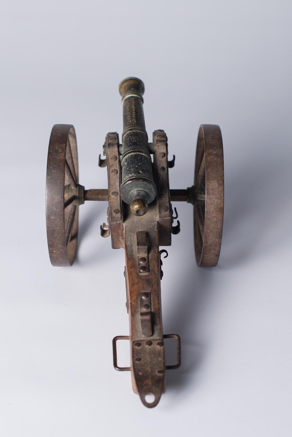 Miniature Patinated Bronze Canon on a Wooden Field Gun-Carriage, 19th Century In Good Condition In EL Waalre, NL