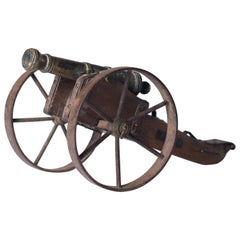 Canone in miniatura in bronzo patinato su carrello di legno per cannoni da campo, XIX secolo