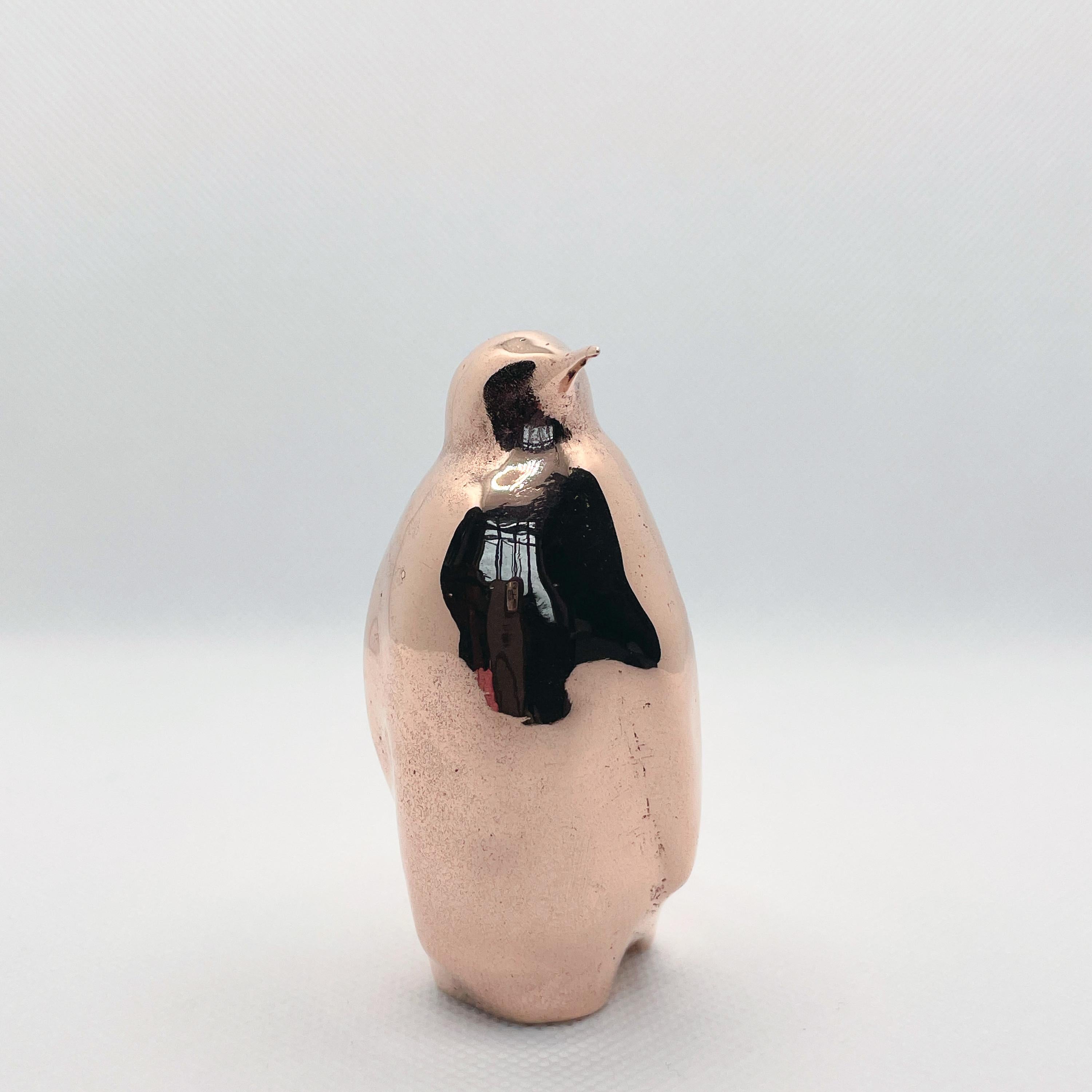 Scultura di pinguino in miniatura in bronzo lucido fusa a mano dall'artista Javier de la Rosa.

Javier de la Rosa ha creato una serie di miniature in bronzo che celebrano gli animali e la bellezza del quotidiano. Ognuno di questi squisiti pezzi in