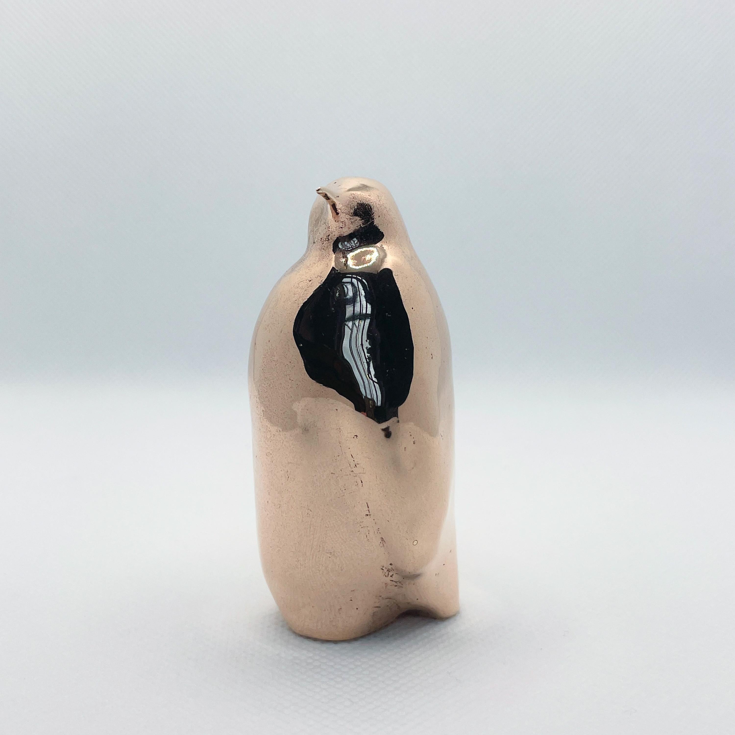 Organico moderno Scultura in bronzo massiccio in miniatura di Javier de la Rosa, Pinguino fuso a mano in vendita