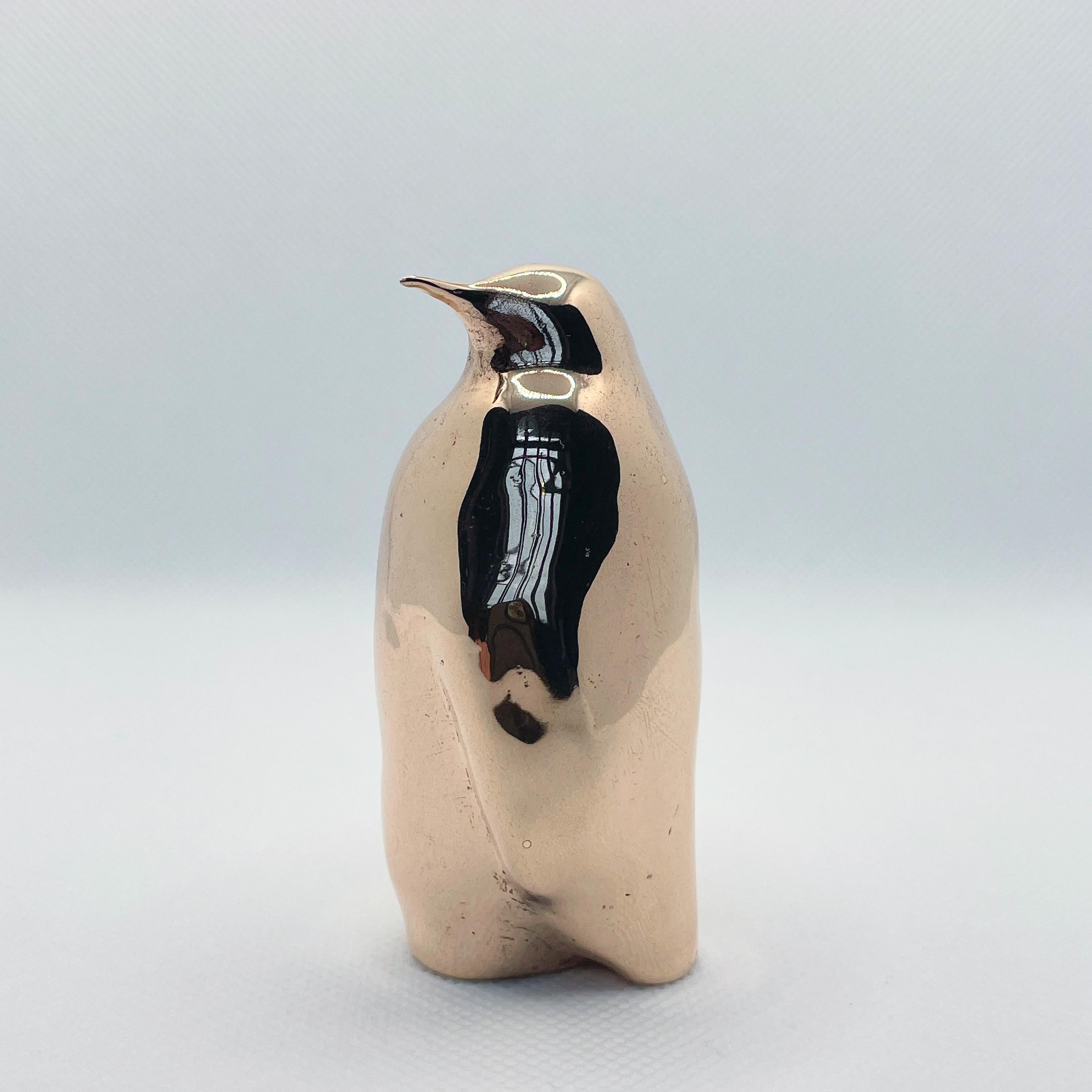 Britannico Scultura in bronzo massiccio in miniatura di Javier de la Rosa, Pinguino fuso a mano in vendita