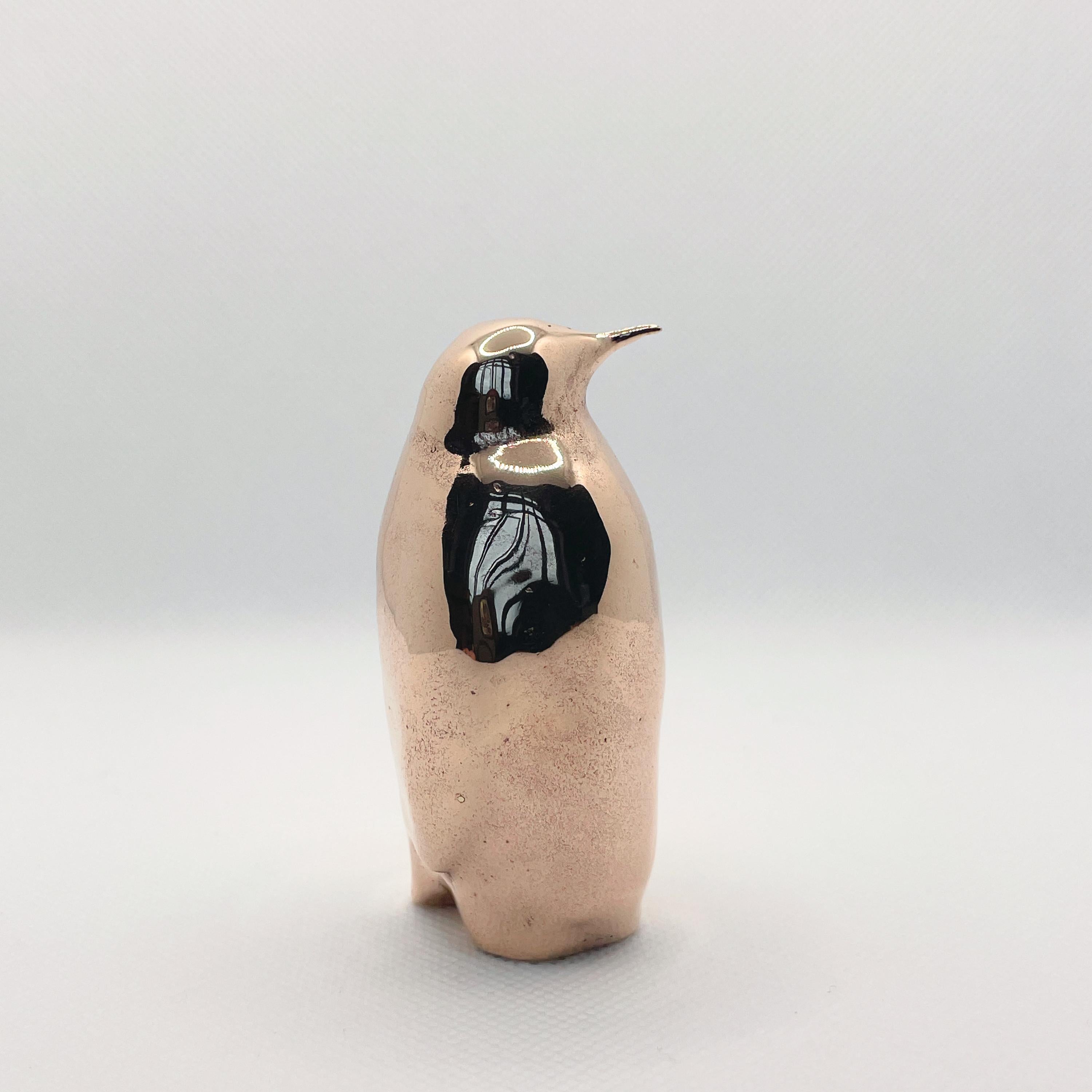 XXI secolo e contemporaneo Scultura in bronzo massiccio in miniatura di Javier de la Rosa, Pinguino fuso a mano in vendita