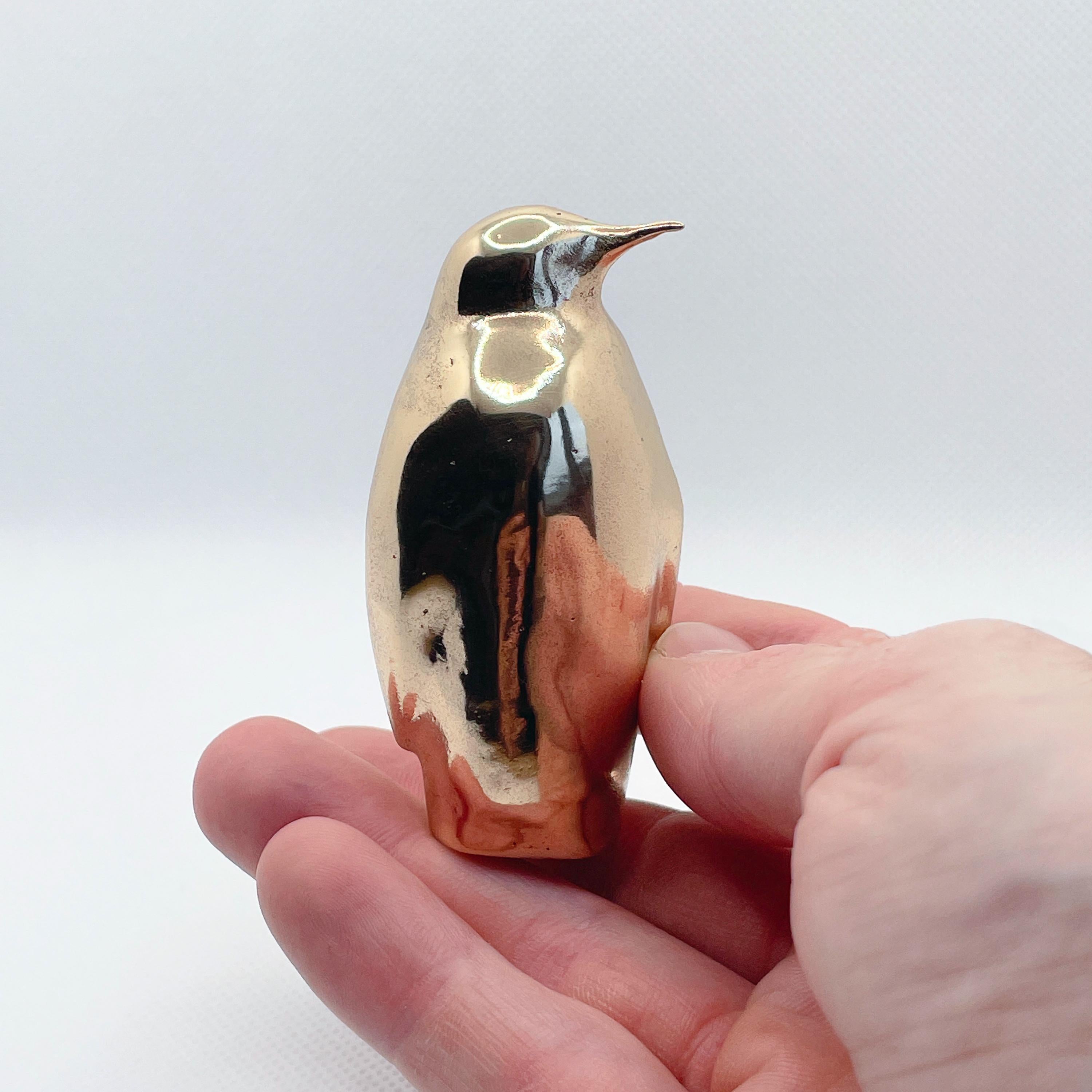 Bronzo Scultura in bronzo massiccio in miniatura di Javier de la Rosa, Pinguino fuso a mano in vendita