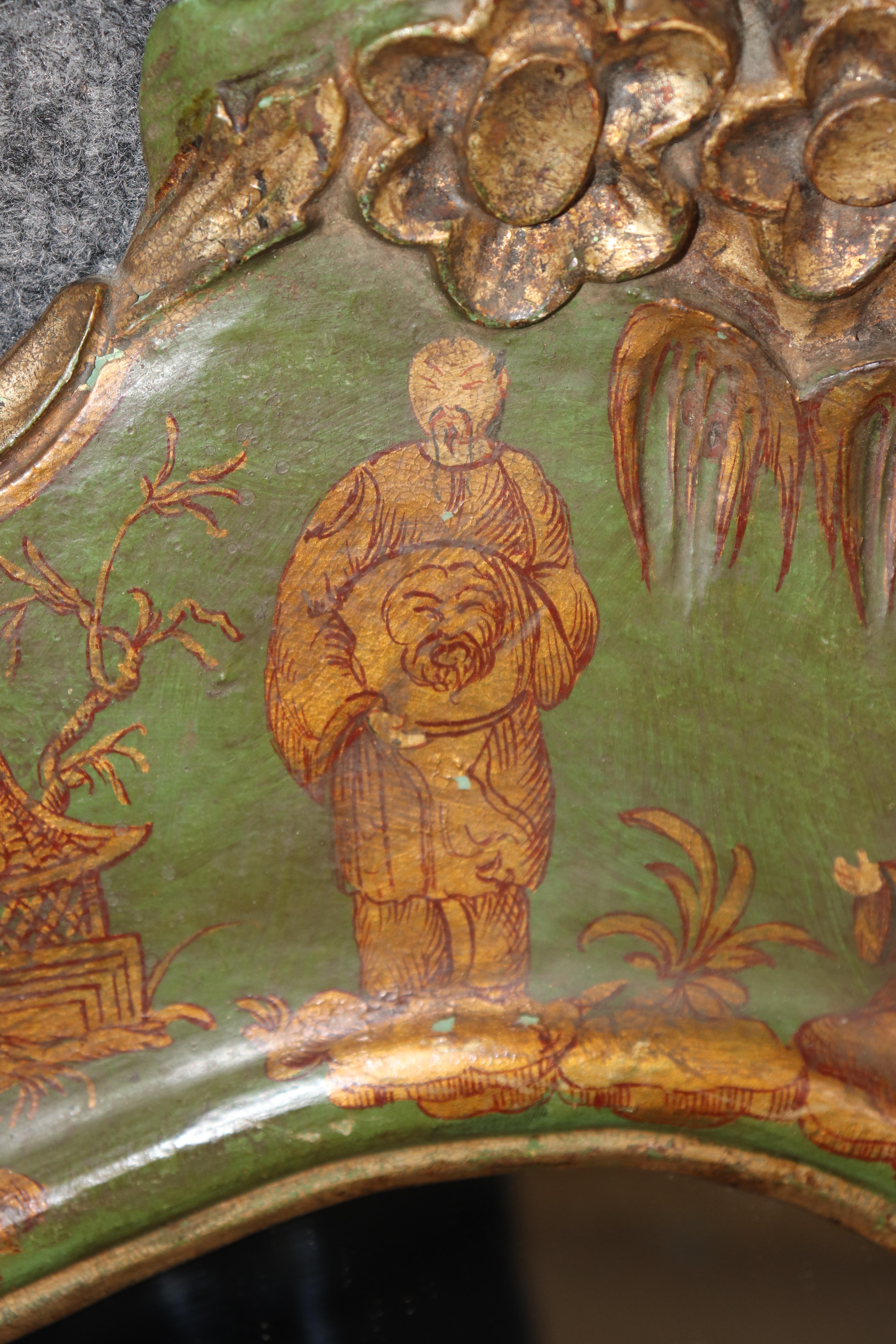 Kleiner grüner italienischer Rokokospiegel mit Chinoiserie und Vergoldung im Zustand „Gut“ im Angebot in Swedesboro, NJ