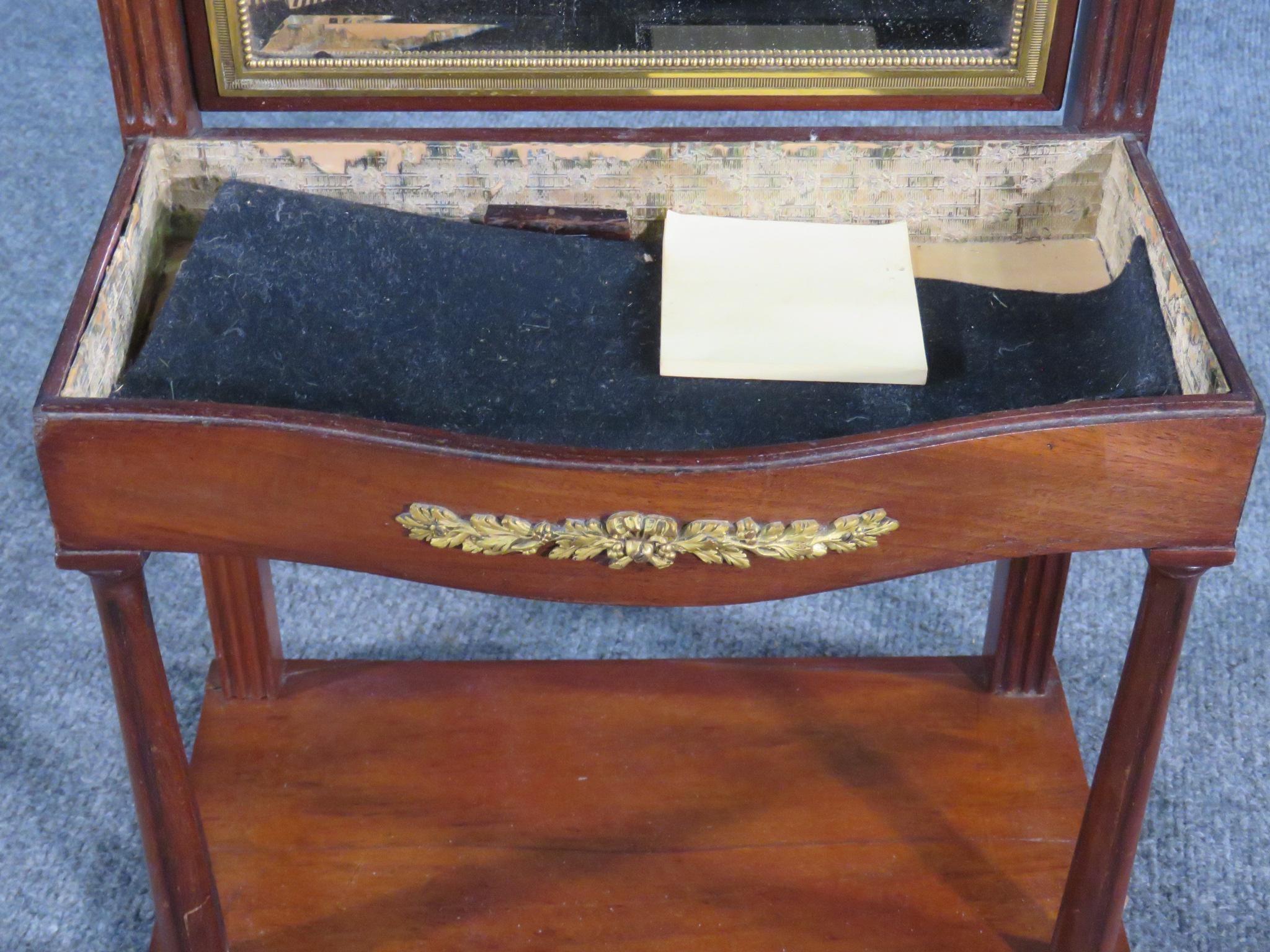 Espejo de tocador en miniatura con montura de bronce francés para niñas pequeñas en Bueno estado para la venta en Swedesboro, NJ