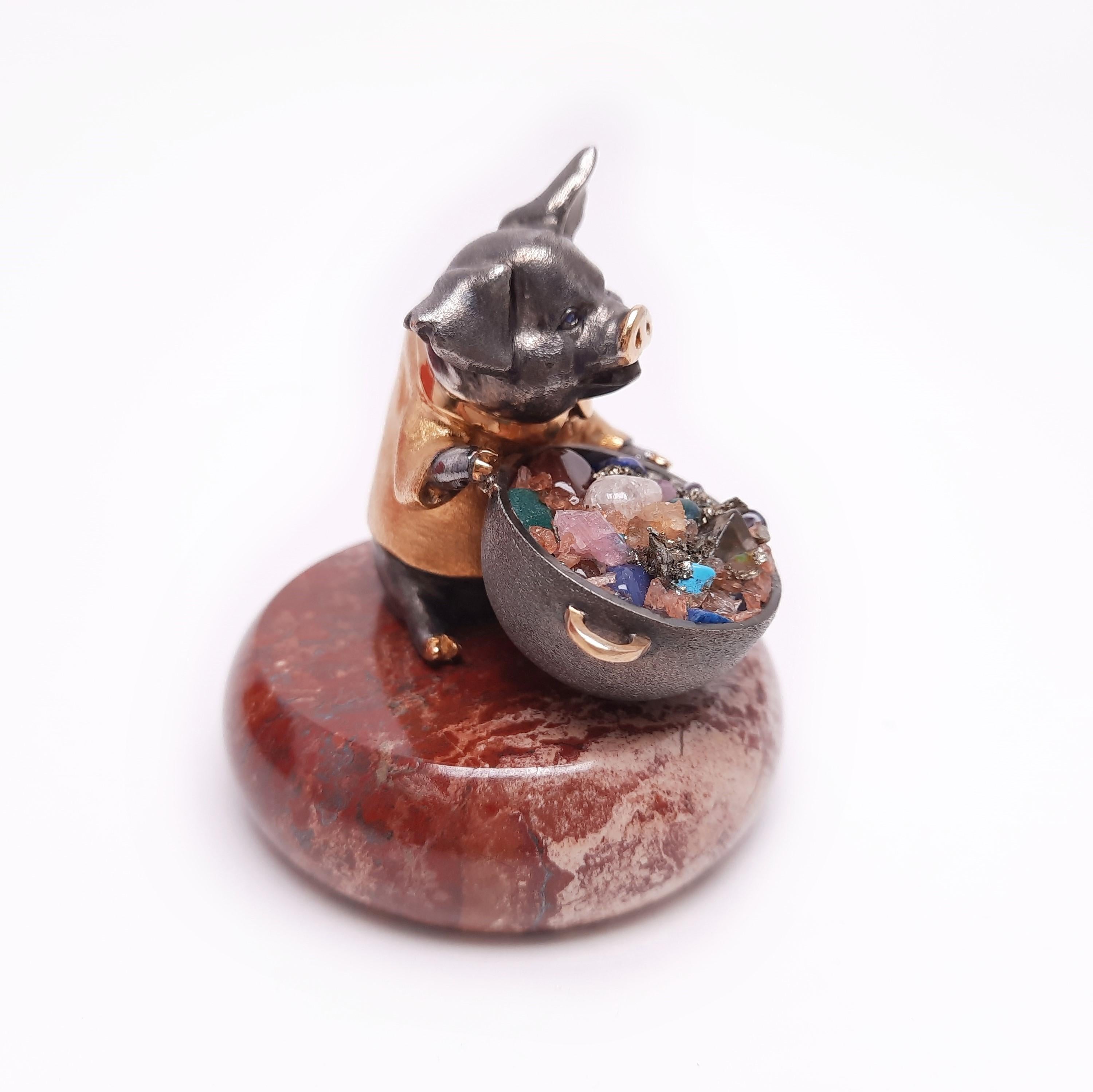 A pig, a symbol of fertility and abundance, was made into a silver miniature with a creative idea and masterful craftsmanship. A genuine silver pig has lively facial features with sapphire eyes and cooks a hotpot for family and friends. Inside the