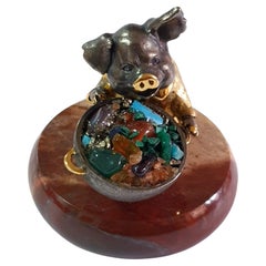 Coq miniature talisman en argent et plaqué or avec un pichet à pierres précieuses
