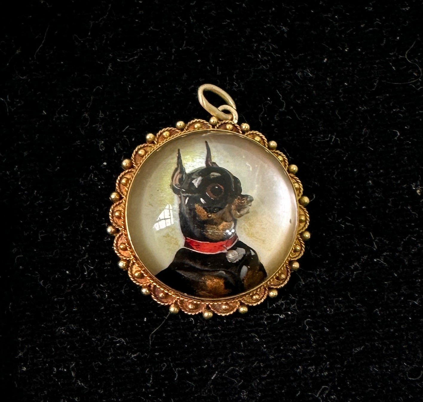 Concediti uno splendido e rarissimo ciondolo in cristallo dell'epoca vittoriana Essex.  Collana con un'immagine squisitamente scolpita e dipinta a mano di un Pinscher in miniatura, Zwerg Pinscher o Chihuahua in oro 18 carati.  Il cristallo è un