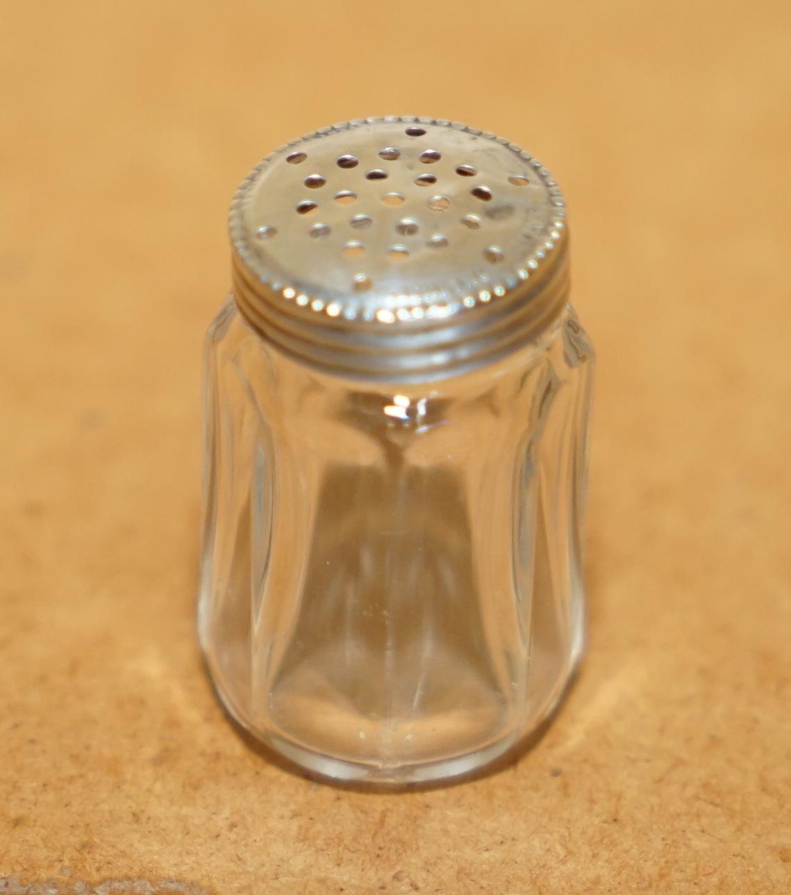 Antigüedades de la Casa Real

Royal House Antiques se complace en poner a la venta este precioso salero de viaje muy pequeño, de tamaño bolso o bolsillo, con tapa de plata de ley

El cuerpo principal es de cristal tallado y la parte superior es de