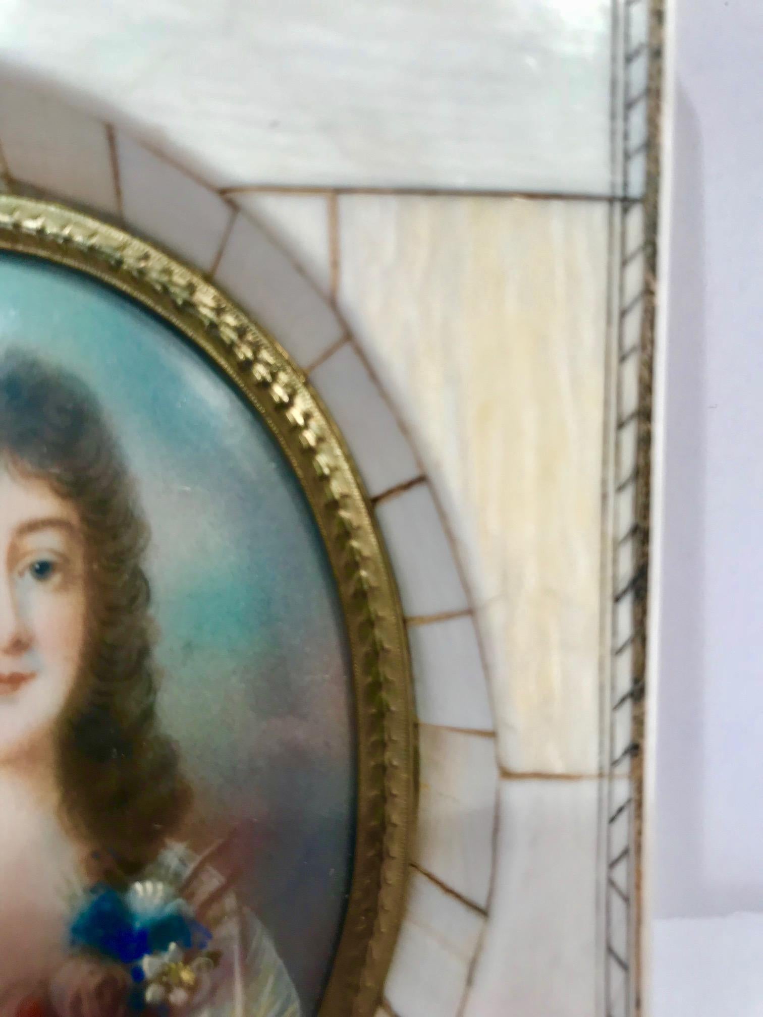Français Un portrait en miniature d'une « Beautiful Young Lady » dans un cadre d'époque en vente