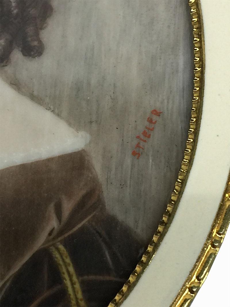 Miniaturporträt einer vornehmen Dame, signiert Stieler.

Bronzerahmen hinter ovalem Rundglas, 19. Jahrhundert
Signiert Stieler, Joseph Karl Stieler (1781- Mainz - 1858 München) war ein deutscher Maler.
Die Größe beträgt 10 cm x 7,5 cm x 1
