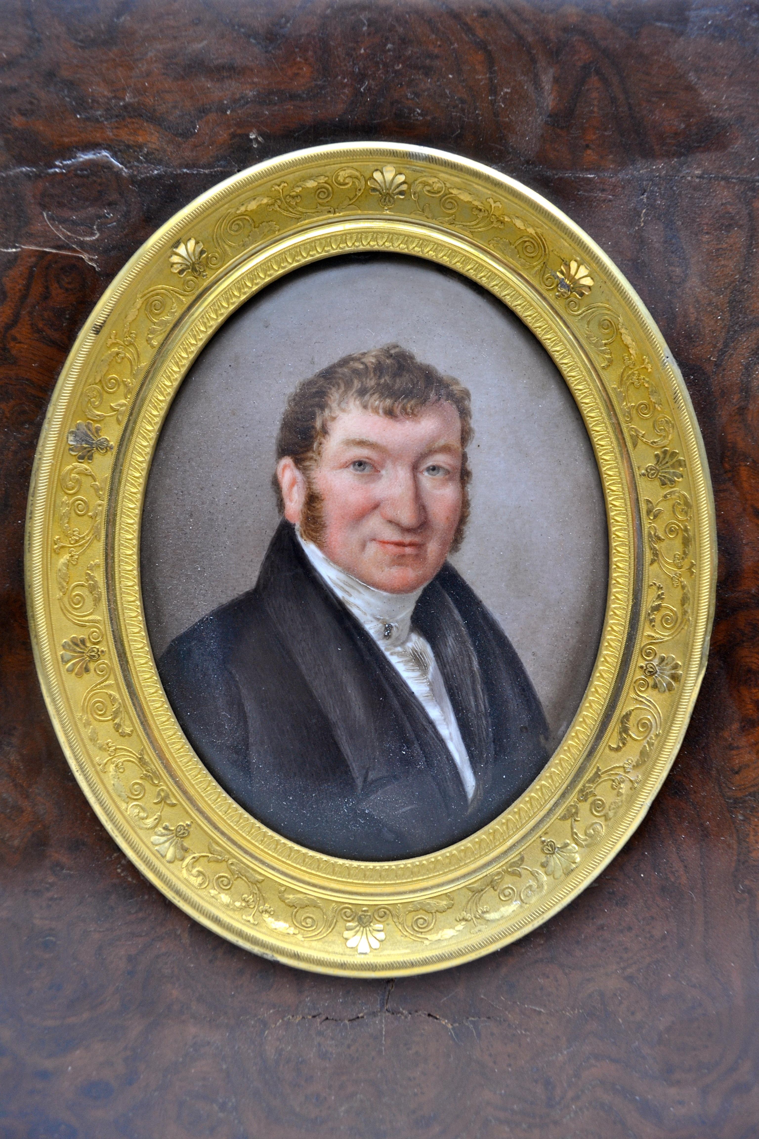 Empire Portrait miniature d'un homme français daté de 1825 en vente